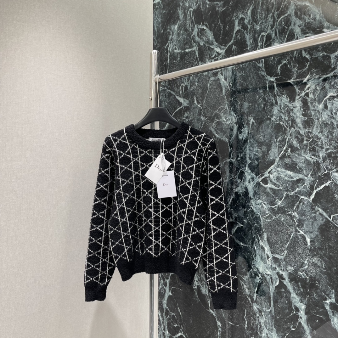Ｄ家 25秋冬新款 菱形格针织套头毛衣 经典提花设计优雅又有辨识度计 正肩设计修饰肩部线条，圆领百搭 休