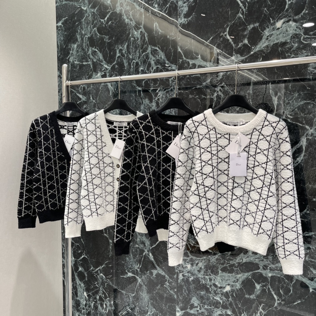 Ｄ家 25秋冬新款 菱形格针织套头毛衣 经典提花设计优雅又有辨识度计 正肩设计修饰肩部线条，圆领百搭 休