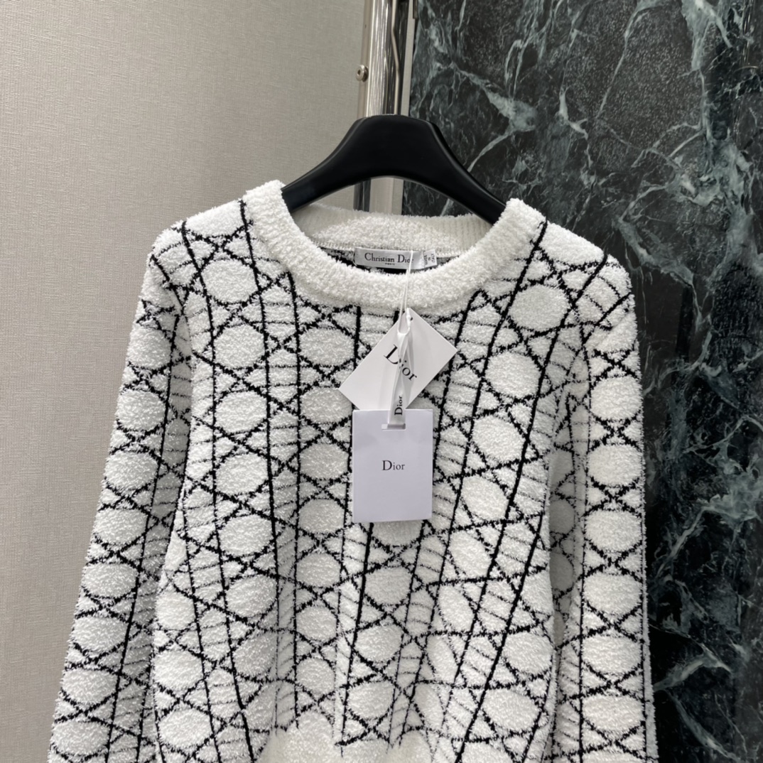 Ｄ家 25秋冬新款 菱形格针织套头毛衣 经典提花设计优雅又有辨识度计 正肩设计修饰肩部线条，圆领百搭 休