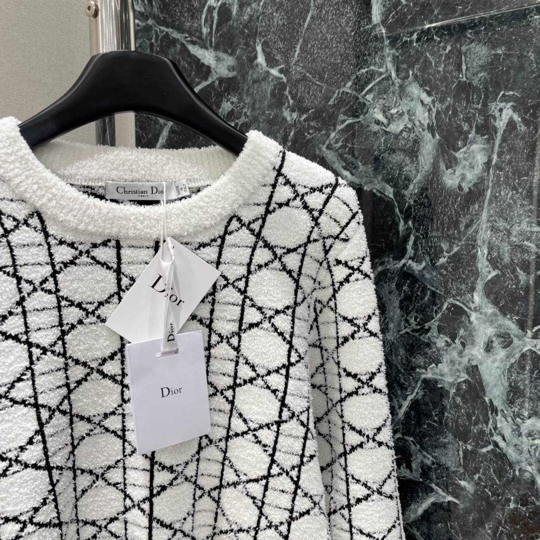 Ｄ家 25秋冬新款 菱形格针织套头毛衣 经典提花设计优雅又有辨识度计 正肩设计修饰肩部线条，圆领百搭 休