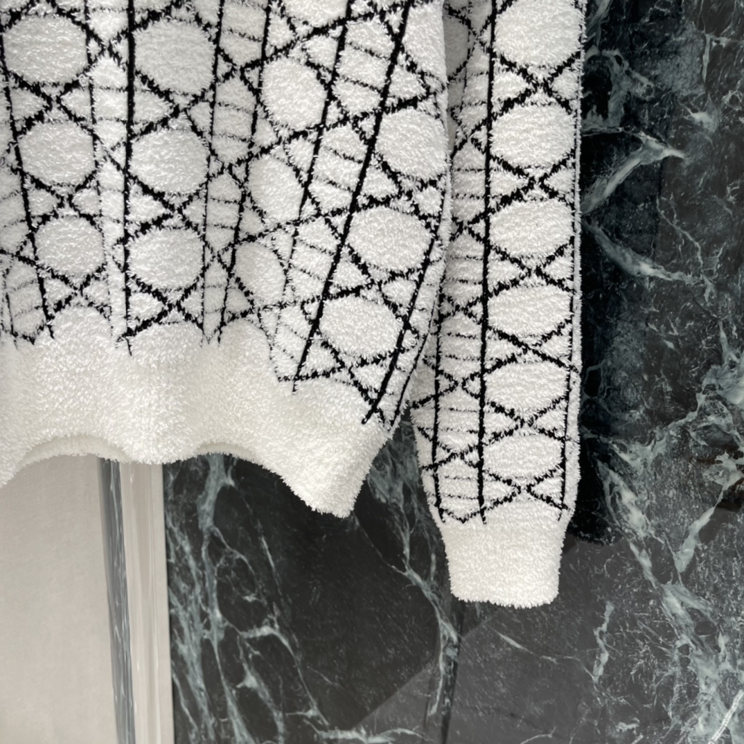 Ｄ家 25秋冬新款 菱形格针织套头毛衣 经典提花设计优雅又有辨识度计 正肩设计修饰肩部线条，圆领百搭 休