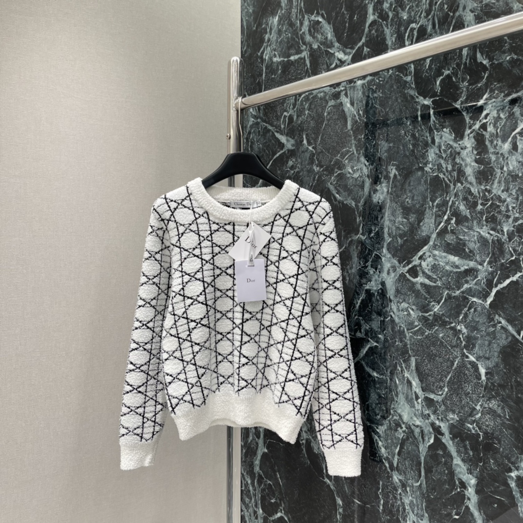 Ｄ家 25秋冬新款 菱形格针织套头毛衣 经典提花设计优雅又有辨识度计 正肩设计修饰肩部线条，圆领百搭 休