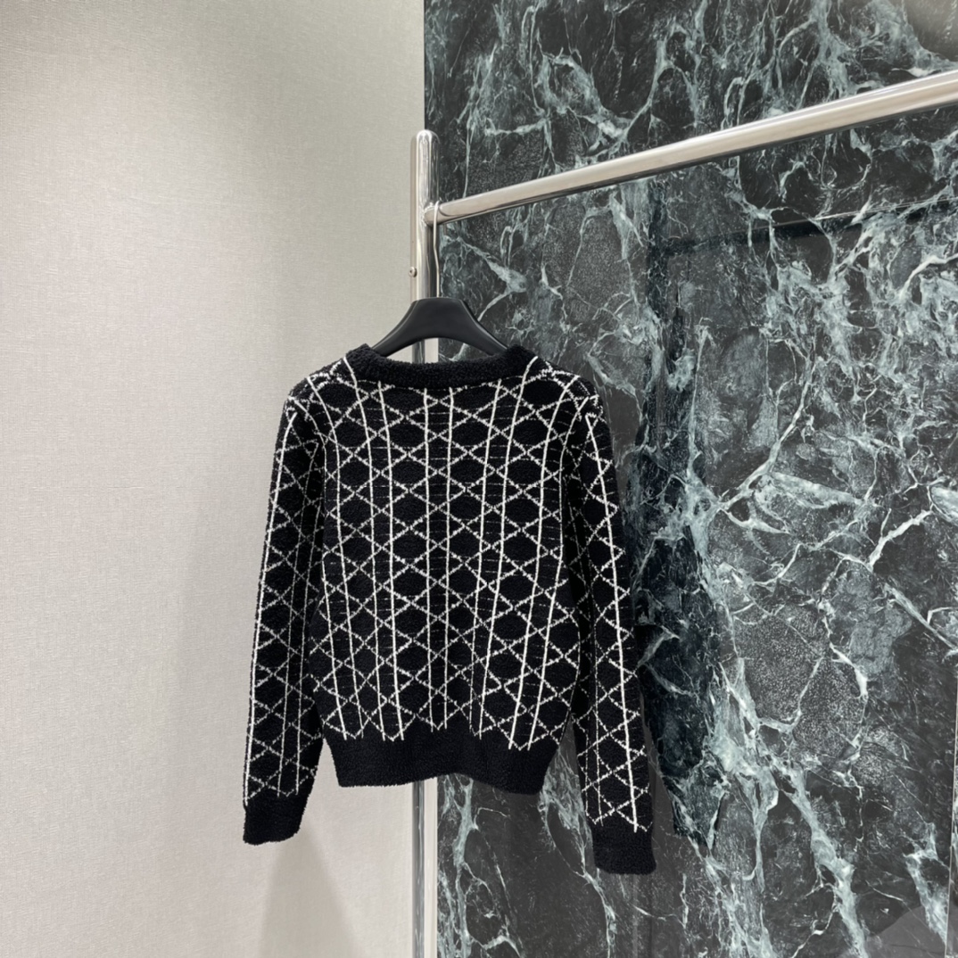 Ｄ家 25秋冬新款 菱形格针织套头毛衣 经典提花设计优雅又有辨识度计 正肩设计修饰肩部线条，圆领百搭 休