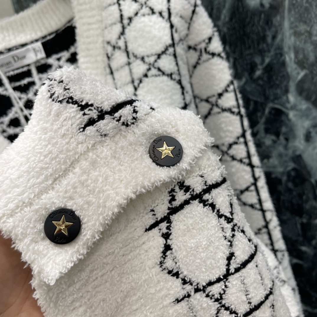 Ｄ家 25秋冬新款 菱形格针织开衫 经典提花设计优雅又有辨识度计 正肩设计修饰肩部线条 休闲裤、裙装都能