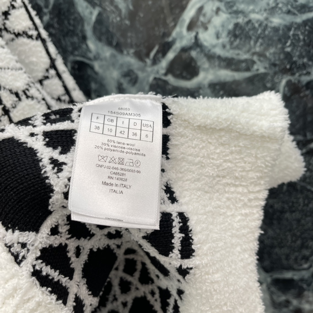 Ｄ家 25秋冬新款 菱形格针织开衫 经典提花设计优雅又有辨识度计 正肩设计修饰肩部线条 休闲裤、裙装都能