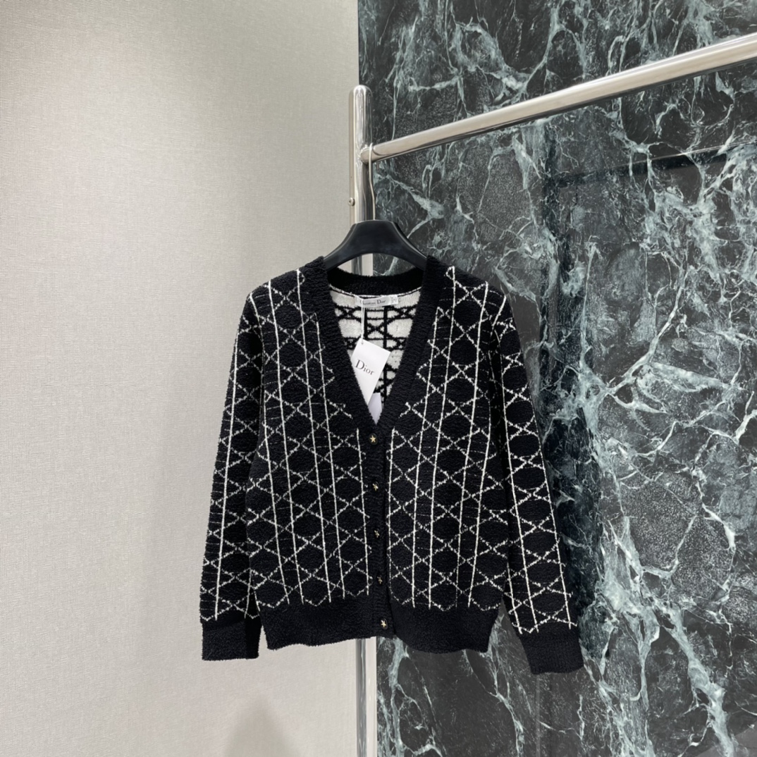 Ｄ家 25秋冬新款 菱形格针织开衫 经典提花设计优雅又有辨识度计 正肩设计修饰肩部线条 休闲裤、裙装都能