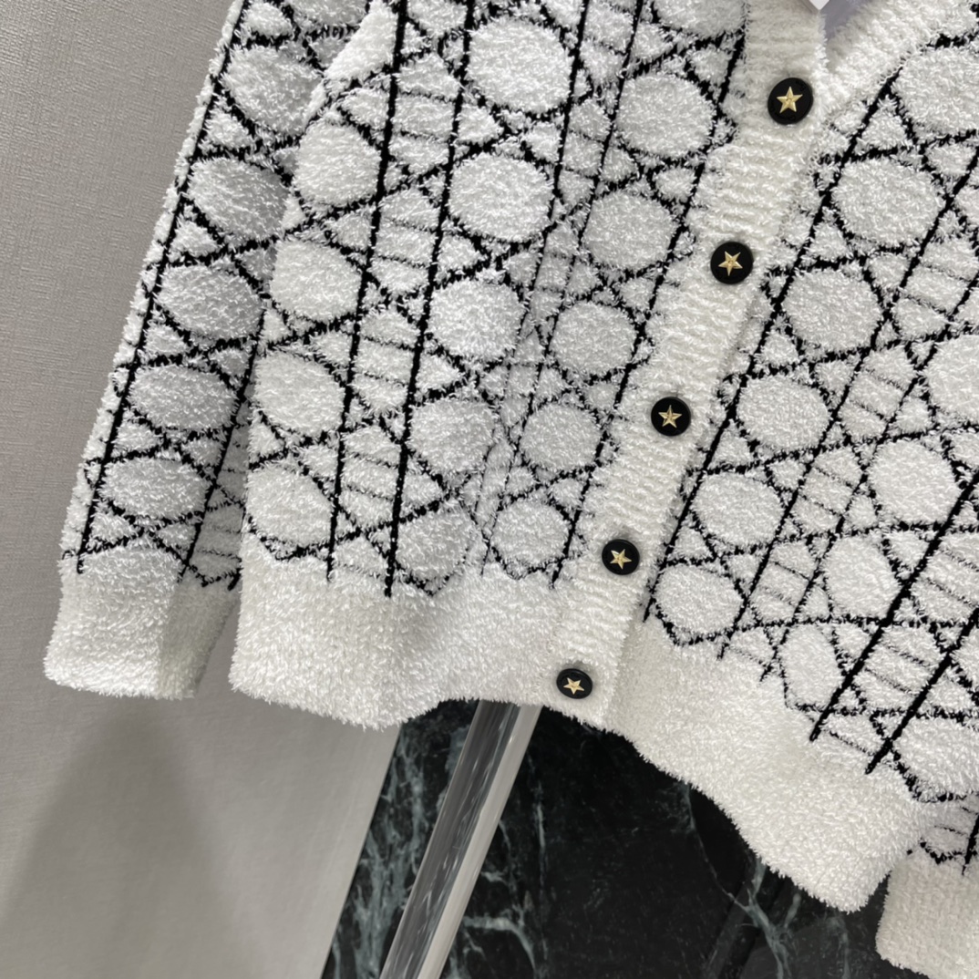 Ｄ家 25秋冬新款 菱形格针织开衫 经典提花设计优雅又有辨识度计 正肩设计修饰肩部线条 休闲裤、裙装都能