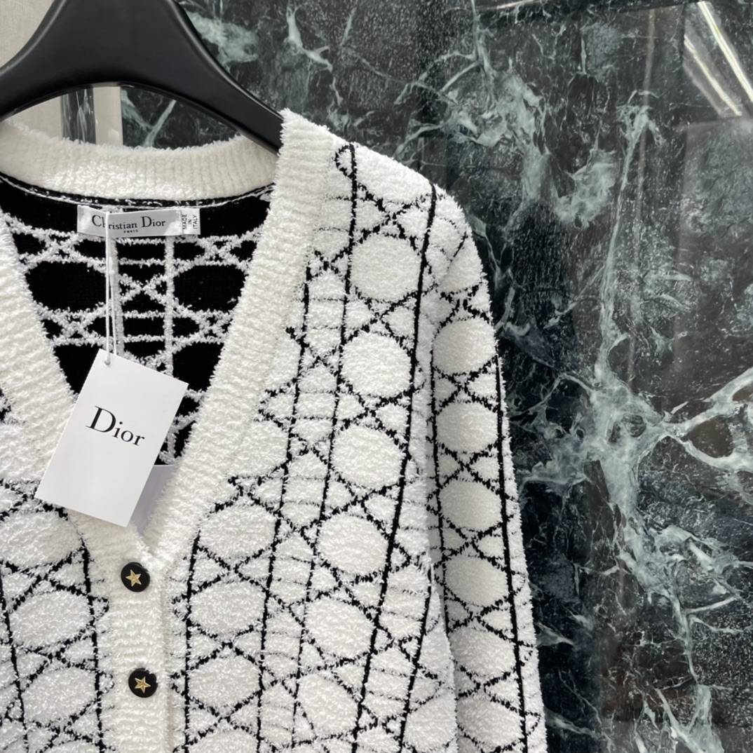 Ｄ家 25秋冬新款 菱形格针织开衫 经典提花设计优雅又有辨识度计 正肩设计修饰肩部线条 休闲裤、裙装都能