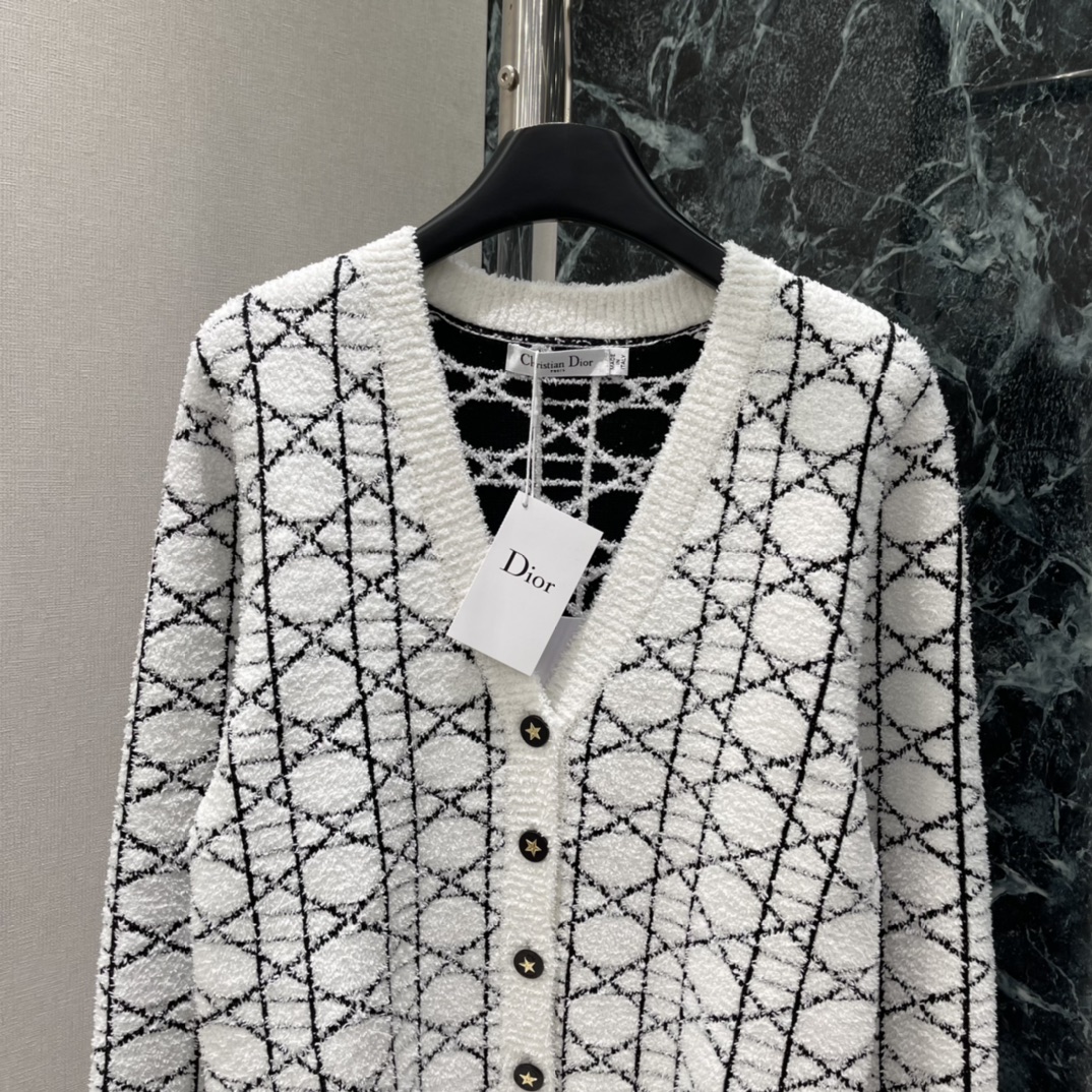 Ｄ家 25秋冬新款 菱形格针织开衫 经典提花设计优雅又有辨识度计 正肩设计修饰肩部线条 休闲裤、裙装都能