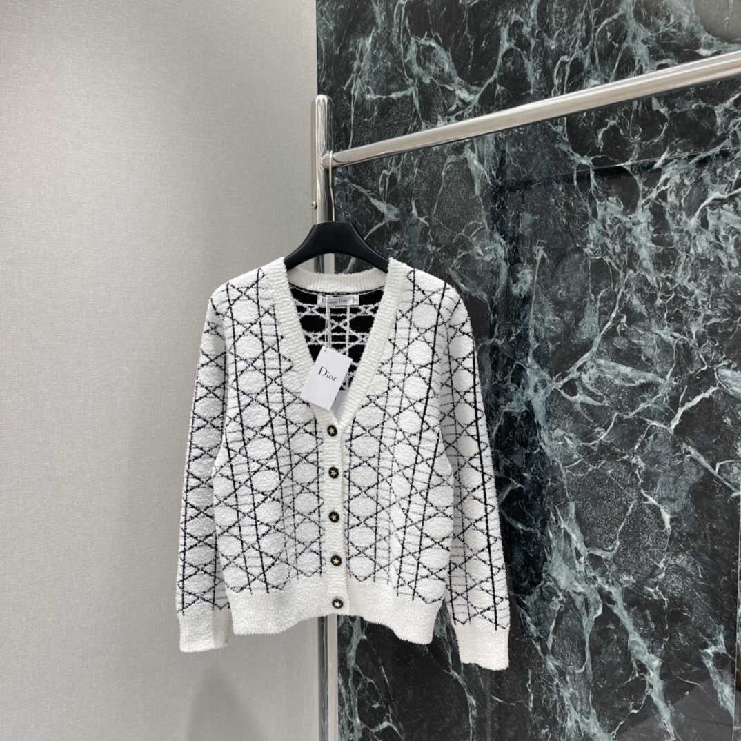 Ｄ家 25秋冬新款 菱形格针织开衫 经典提花设计优雅又有辨识度计 正肩设计修饰肩部线条 休闲裤、裙装都能