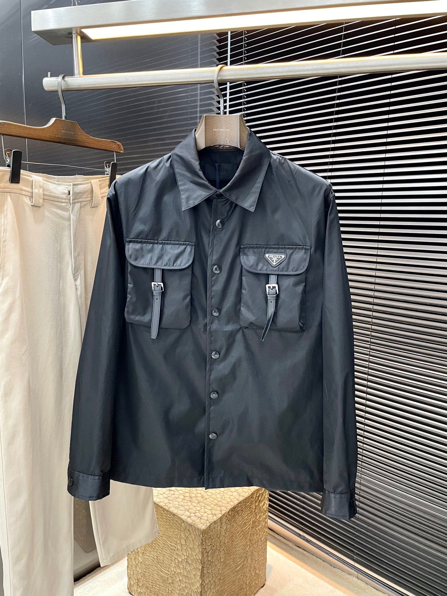 NO:596192,P PRAD is highly recommended!  New products for fall 2025. Available simultaneously on the official website. Men's lapel jacket. This jacket is designed with a triangle logo embroidered on the chest pocket. It is made of original imported polyester fiber memory fabric. It feels soft and delicate, and the upper body is comfortable. Imported hardware accessories are provided by customers. The OEM factory makes fine lines and smooth lines, exquisite craftsmanship, and a great version. It is very fashionable and handsome with any combination. Highly recommended!  Size 46 48 50 52,,prada,prada,jackets & coats,jackets & coats,alexander wang19860909P  PRAD（普拉）重磅推荐！2025秋季新品 官网同步发售 男士翻领夹克外套 这款夹克胸前口袋绣三角logo标设计 采用原版进口聚酯纤维记忆面料 手感柔软细腻 上身舒适 客供进口五金辅料配件,代工厂精细做线条流畅,工艺精致,版型超赞,随意搭配都非常时尚帅气强烈推荐！码数 46 48 50 52,,prada,prada,jackets & coats,jackets & coats,alexander wang,Men's clothing