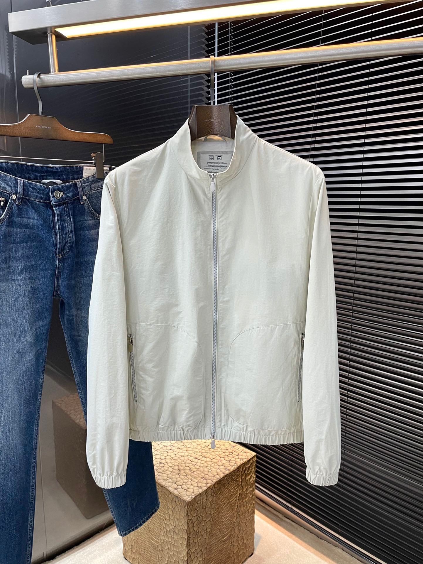 NO:596193,P BC 2025 new autumn and winter stand-up collar jacket. This stand-up collar jacket has a zipper closure design. It has two pockets with zippers for easy storage of items. The elastic hem and stand-up collar design show the uniqueness of the style. The upper body effect is great. There are 4 colors of white, lime, coffee and royal blue to choose from. Highly recommended!  Color White Lime Brown Royal Blue Size 46 48 50 52,,jackets & coats,alexander wang19860909P  BC 2025秋冬新款立领夹克,这款立领夹克拉链开合设计,两册袋配配有拉链方便收纳物品,弹力下摆,立领设计更显款式的独特性,上身效果超赞,有白色 石灰 咖色 宝蓝色4个颜色可共挑选,强烈推荐！颜色 白色 石灰 咖色 宝蓝色 码数 46 48 50 52,,jackets & coats,alexander wang,Men's clothing