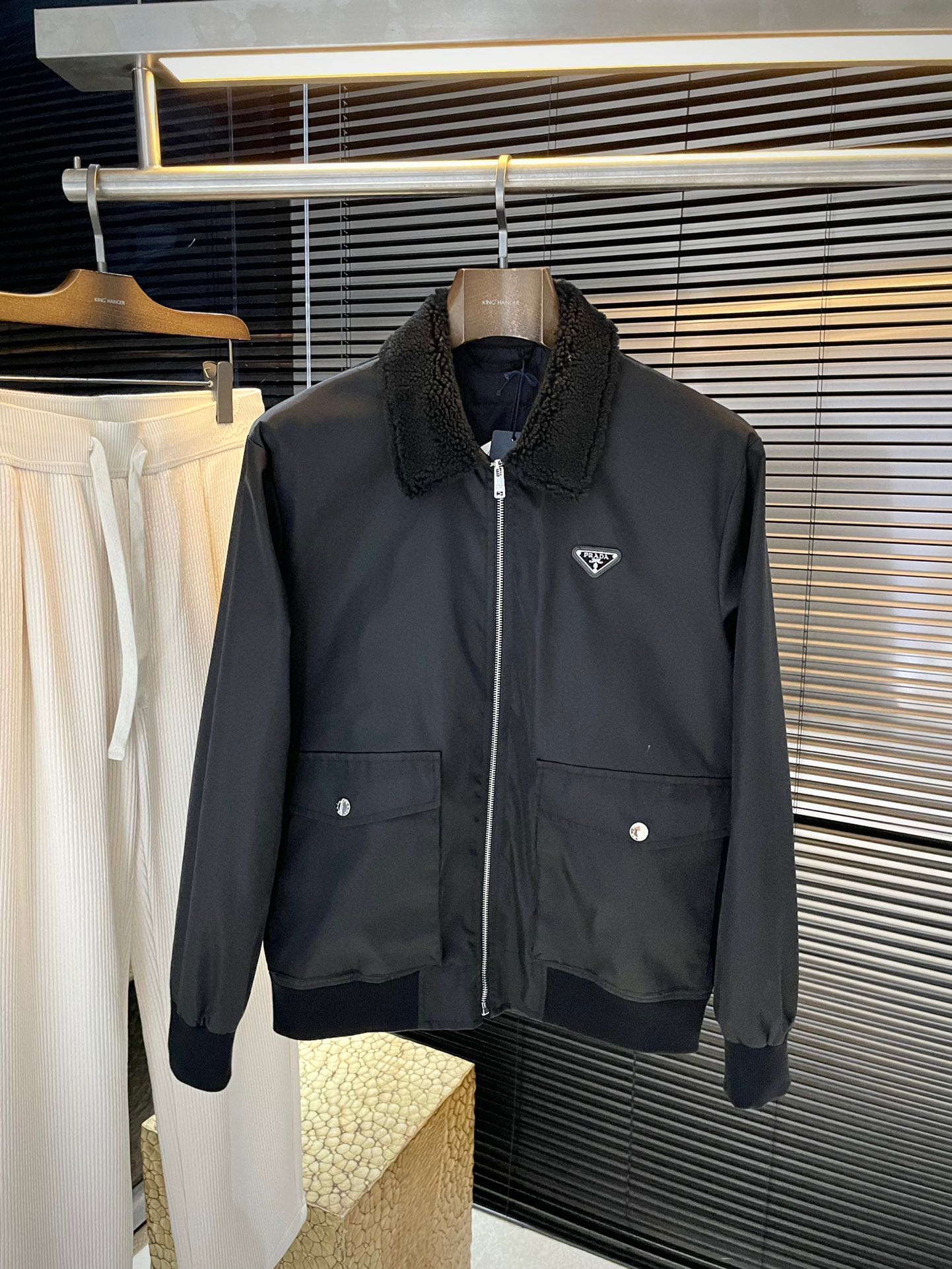 NO:596195,P PRAD is highly recommended!  2025 autumn and winter new products are on sale simultaneously on the official website. Simple and elegant jacket. Imported original high-quality nylon fabric. The sag and gloss are definitely refreshing. The placket design is more youthful and energetic. The workmanship is neat and smooth. All hardware accessories are supplied by customers and have logo top accessories. At first glance, it is high-end fabrics. This fabric is custom-woven. It is a good product from a regular factory. There is nothing picky about it. This kind of jacket is for regular wear and is very practical. Size 46  48 50 52,,prada,prada,jackets & coats,jackets & coats,alexander wang19860909P PRAD（普拉）重磅推荐！2025秋冬新品 官网同步发售 简约大方夹克 进口原版高品质尼龙面料,垂度和光泽绝对是提气,门襟设计 更显青春活力,车工走线整齐平整,所有五金附料都是客供带logo顶级配件 一看就是高档的面料 这种面料都是定织的 正规大厂途径出来的好货,无任何有挑剔的地方 这样的一件外套属于常备常穿的,实用性很强.尺码 46 48 50 52,,prada,prada,jackets & coats,jackets & coats,alexander wang,Men's clothing