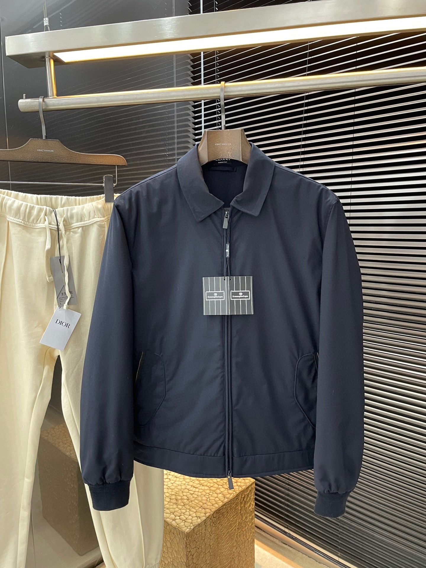 NO:596197,P Z Zegn is highly recommended!  2025 Autumn and Winter New Product Simple and elegant wool jacket. Imported original high-quality wool fabric. The sag and luster are definitely uplifting. The style is more youthful and energetic. The workmanship is neat and smooth. All hardware accessories are supplied by customers and have logo top accessories. At first glance, they are high-end fabrics. These fabrics are all custom-woven and are good products from regular large factories. There is nothing picky about them. This kind of jacket is for regular wear and is very practical. Sizes 46 48 50  52,,zegna,jackets & coats,jackets & coats,alexander wang19860909P  Z Zegn（杰尼亚）重磅推荐！2025秋冬季新品 简约大方羊毛夹克 进口原版高品质羊毛面料,垂度和光泽绝对是提气,款式更显青春活力,车工走线整齐平整,所有五金附料都是客供带logo顶级配件 一看就是高档的面料 这种面料都是定织的 正规大厂途径出来的好货,无任何有挑剔的地方 这样的一件外套属于常备常穿的,实用性很强.尺码 46 48 50 52,,zegna,jackets & coats,jackets & coats,alexander wang,Men's clothing