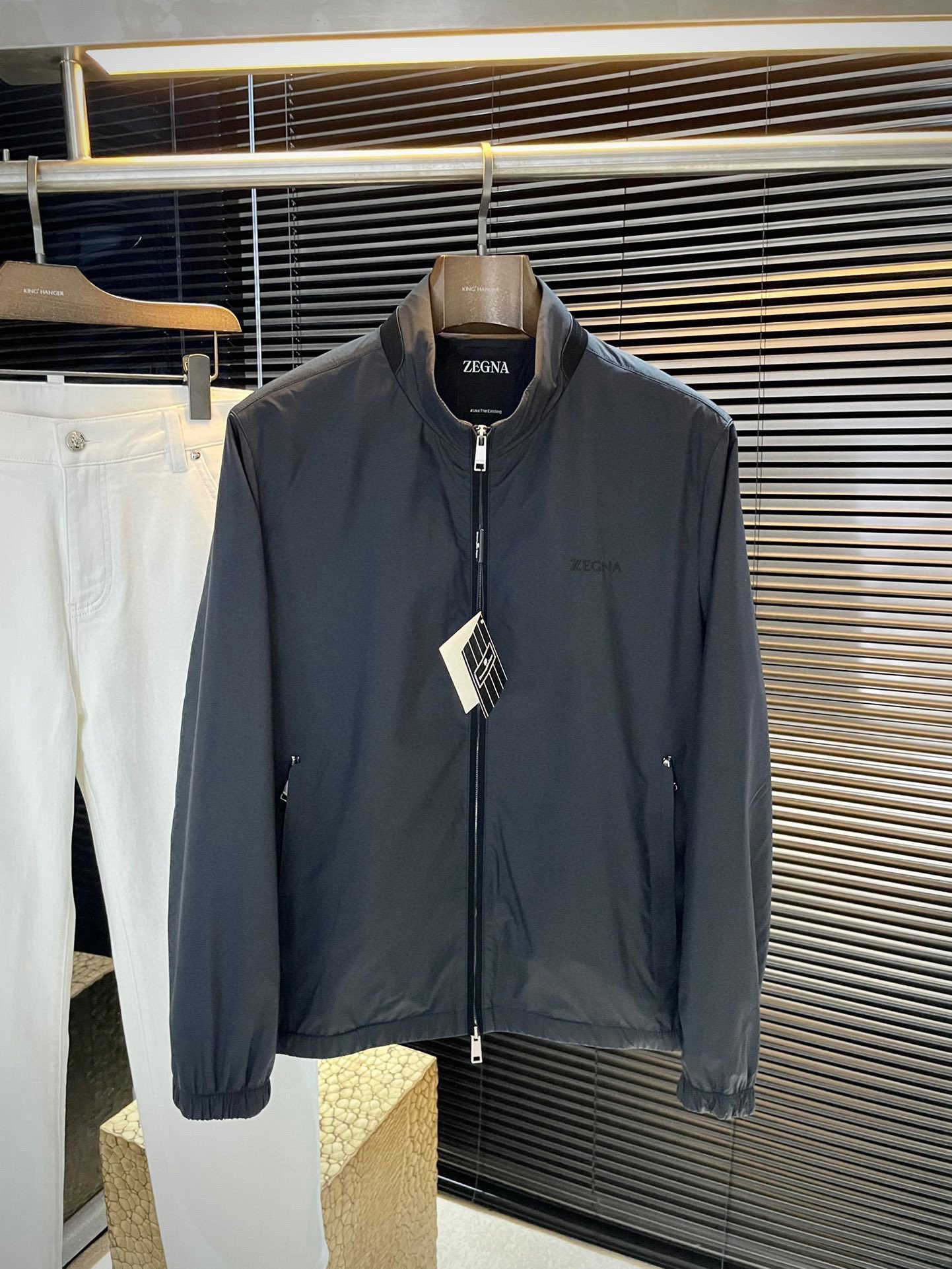 NO:596201,P Z Zegn is highly recommended!  2025 autumn and winter new products are on sale simultaneously on the official website. Simple and elegant jacket. Imported original high-quality polyester fiber fabric. The sag and gloss are definitely uplifting. The placket design is more youthful and energetic. The workmanship is neat and smooth. All hardware accessories are supplied by customers and have logo top accessories. At first glance, they are high-end fabrics. This fabric is custom-woven and is a good product from a regular factory. There is nothing picky about it. This kind of jacket is for regular wear and is very practical. Size  48-56,,zegna,jackets & coats,jackets & coats,alexander wang19860909P Z Zegn（杰尼亚）重磅推荐！2025秋冬新品 官网同步发售 简约大方夹克 进口原版高品质聚脂纤维面料,垂度和光泽绝对是提气,门襟设计 更显青春活力,车工走线整齐平整,所有五金附料都是客供带logo顶级配件 一看就是高档的面料 这种面料都是定织的 正规大厂途径出来的好货,无任何有挑剔的地方 这样的一件外套属于常备常穿的,实用性很强.尺码 48-56,,zegna,jackets & coats,jackets & coats,alexander wang,Men's clothing