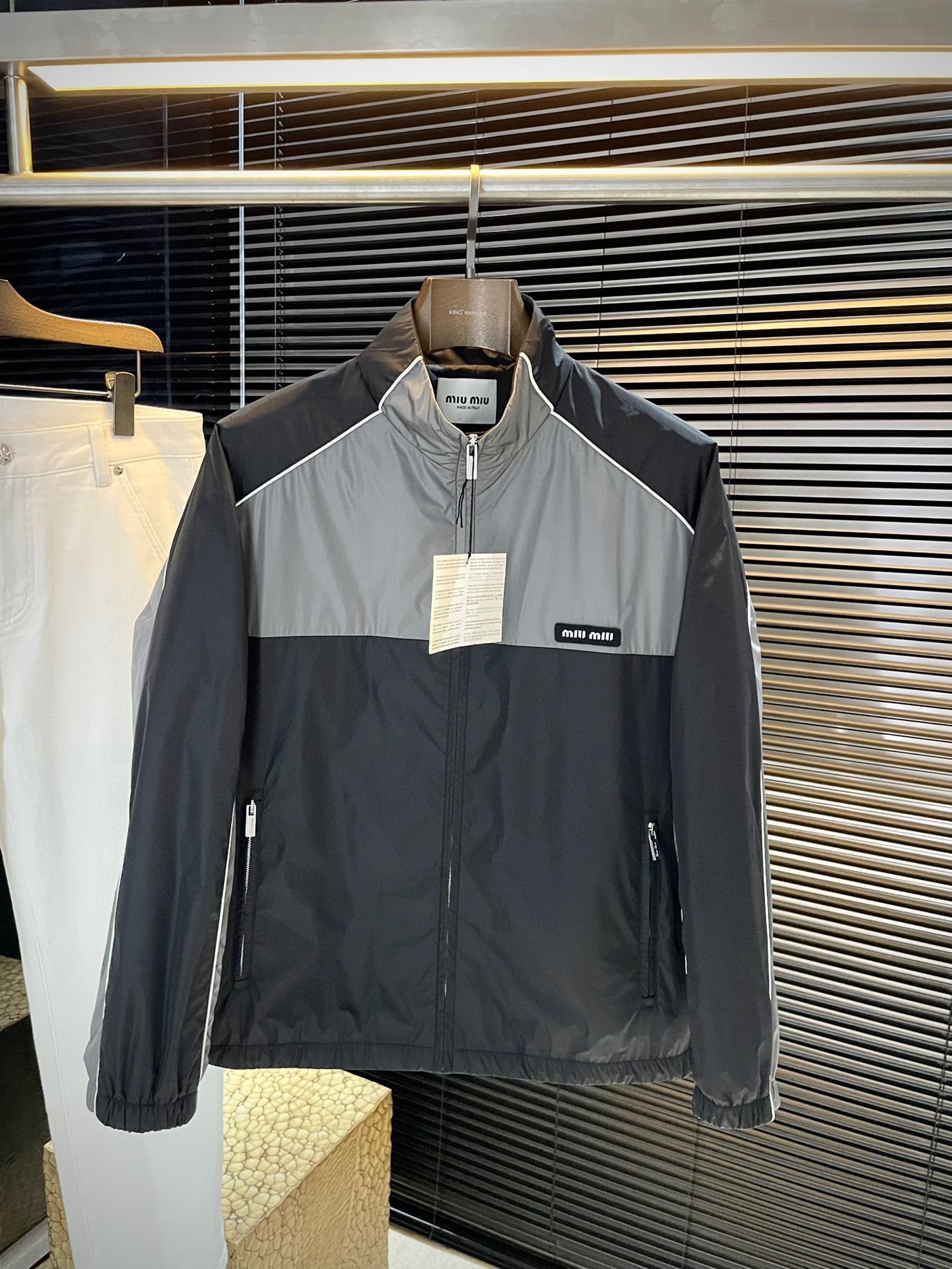 NO:596203,P miu miu (Miu Miu) is highly recommended!  2025 autumn and winter new products are on sale simultaneously on the official website. Simple and elegant jacket. Imported original high-quality polyester fiber fabric. The sag and gloss are definitely uplifting. The placket design is more youthful and energetic. The workmanship is neat and smooth. All hardware accessories are supplied by customers and have logo top accessories. At first glance, they are high-end fabrics. These fabrics are all custom-woven and are good products from regular manufacturers. There is nothing picky about them. This kind of jacket is for regular wear and is very practical. Size  48-56,,miumiu,jackets & coats,jackets & coats,alexander wang19860909P miu miu（缪缪）重磅推荐！2025秋冬新品 官网同步发售 简约大方夹克 进口原版高品质聚脂纤维面料,垂度和光泽绝对是提气,门襟设计 更显青春活力,车工走线整齐平整,所有五金附料都是客供带logo顶级配件 一看就是高档的面料 这种面料都是定织的 正规大厂途径出来的好货,无任何有挑剔的地方 这样的一件外套属于常备常穿的,实用性很强.尺码 48-56,,miumiu,jackets & coats,jackets & coats,alexander wang,Men's clothing