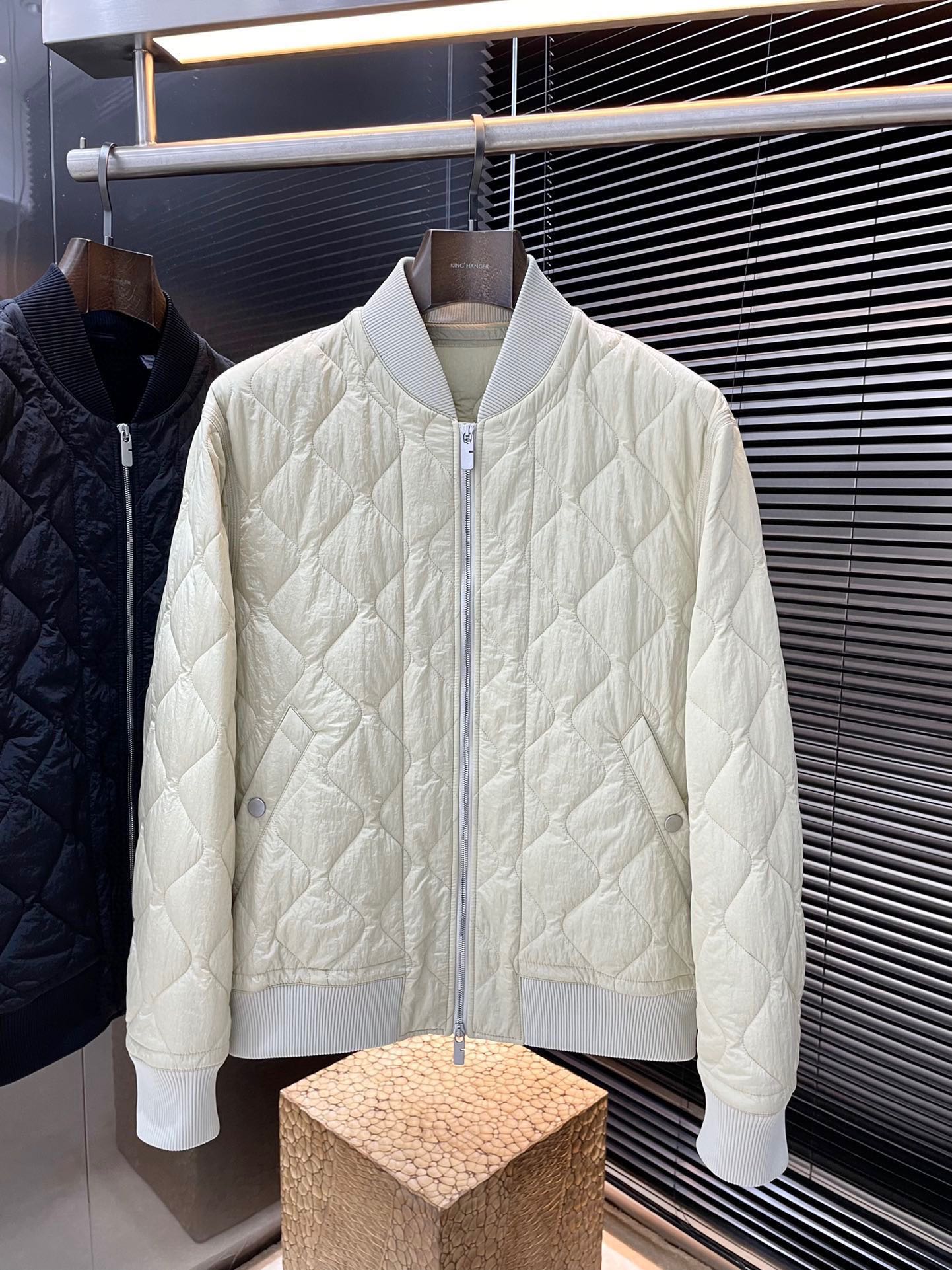 NO:596205,P Burberr is highly recommended!  The 2025 Autumn and Winter Zhenpin Cotton Clothes are on the market. The upper body is very nice and the design is super stylish. It is definitely a tool to attract repeat customers!  The trendy series of cotton jackets are warm and comfortable. They are made of imported polyester fiber fabrics. The body is designed with diamond-shaped cotton. The fabric texture is soft and comfortable, and the workmanship is exquisite!  Casual and handsome European and American style!  Smooth and neat, the upper body is straight and stylish, fashionable and handsome, a full sportsman image!  Size M-3XL,,burberry,burberry,jackets & coats,jackets & coats,alexander wang19860909P  Burberr（巴宝）重磅推荐！2025秋冬臻品棉服上市 上身非常的赞 设计超有型 绝对是吸引回头率的利器！时尚潮流系列夹克棉外套 保暖舒适 采用进口聚酯纤维材质面料,衣身菱形格间棉设计 面料质感柔软舒适度好,车工精湛！随性帅气的欧美调调！流畅利落 上身挺括有型,时尚又帅气,十足的型男形象！尺码 M-3XL,,burberry,burberry,jackets & coats,jackets & coats,alexander wang,Men's clothing