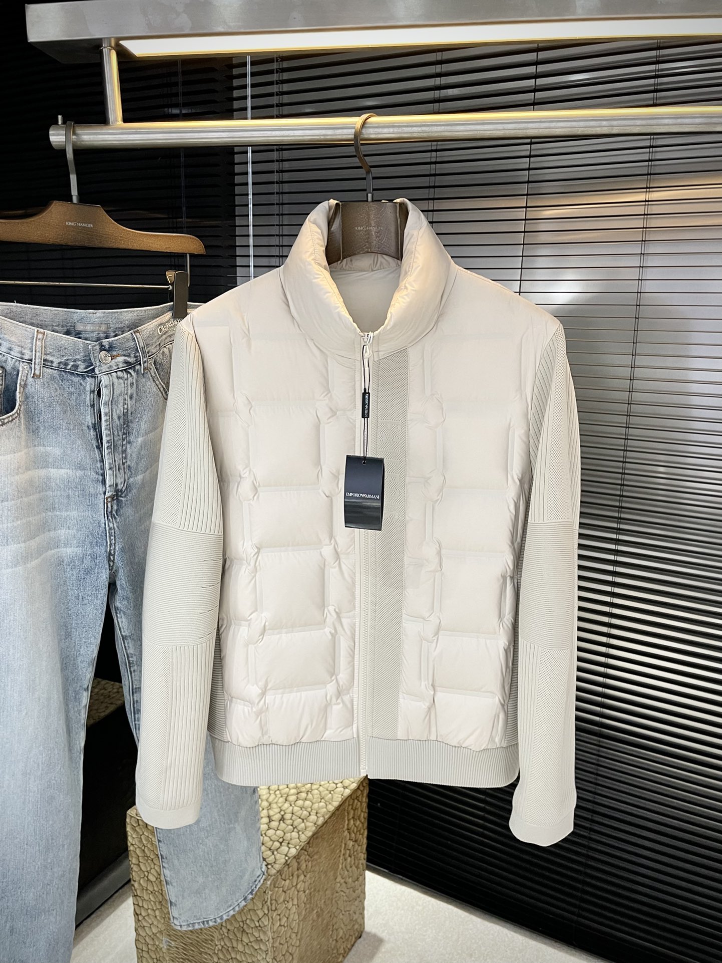 NO:596207,P EmporioArm - (Emporio) 2025 winter clothing series to create a handsome man and highlight his masculine temperament. Simple and fashionable commuter down jacket. Top-grade imported polyester fiber fabric. The texture is very soft and comfortable against the skin. Delicate and smooth texture. Super good fit. The upper body is super stylish and handsome. The down jacket feels like it is wrapped with a top-notch duvet. It is warm and comfortable. The version is a simple style with three-dimensional cutting.  It just adds extra points to the whole piece of clothing. The whole piece is warm and has high fluffiness. It is filled with national standard 85.5 white duck down and has good resilience. It can rebound immediately after compression. It is very light and delicate and soft. The better the down is, the lighter it is. But the fluffy and bulky ones are fluffy and light. The upper body is warm and stylish without feeling heavy. It is very practical to wear and does not look bloated. It can prevent the cold wind very well!  The first choice for high quality. Compare the details and fabrics. You will know what grade of goods we sell!  Size 48-56,,down jacket,alexander wang19860909P  EmporioArm-（阿玛）2025冬装系列 打造帅气型男 彰显男士气质 简约时尚通勤羽绒服 顶级进口聚脂纤维面料 质感很轻柔 贴肤都舒适 细腻顺滑质感 超级好版型 上身超级有型的帅气 羽绒服就感觉包裹了一层顶级的羽绒被 温暖而舒适 版型是立体裁剪的设计简约款 简直给整件衣服加分,整件保暖蓬松度高 国标 85.5白鸭绒填充 回弹力好 压缩后能马上立马回弹起来 非常轻盈 细腻柔软 越好的绒是越轻 但是体积蓬松越大的 蓬松轻盈 上身保暖有型 又不会有负重感 实穿性非常强 不显臃肿 可以很好的防止寒风侵袭！高品质首选 大家到时比一比细节 面料 做你就知道我们卖的是什么级别的货色了！尺码 48-56,,down jacket,alexander wang,Men's clothing