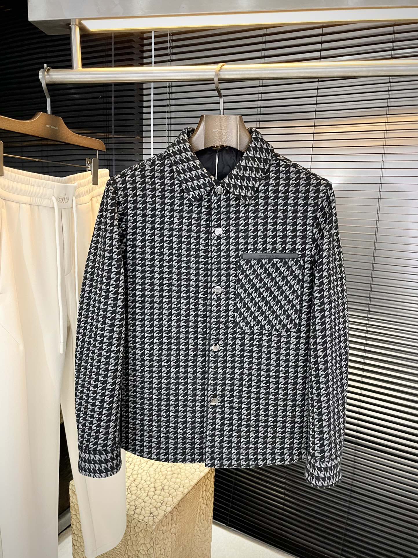 NO:596209,P Dio - (Dior) 2025 winter clothing series to create a handsome man and highlight his masculine temperament. Simple and fashionable commuter down jacket. Top-grade imported sheep wool nylon fabric. The texture is very soft and comfortable against the skin. Delicate and smooth texture. Super good fit. The upper body is super stylish and handsome. The down jacket feels like it is wrapped with a top-notch down quilt. It is warm and comfortable. The version is a simple style with three-dimensional cutting.  It just adds extra points to the whole piece of clothing. The whole piece is warm and has high fluffiness. It is filled with national standard 85 white duck down and has good resilience. It can rebound immediately after compression. It is very light and delicate and soft. The better the down is, the lighter it is. But the fluffy and bulky ones are fluffy and light. The upper body is warm and stylish without feeling heavy. It is very wearable and does not look bloated. It can prevent the cold wind very well!  The first choice for high quality. Compare the details and fabrics. You will know what grade of goods we sell!  Size 48-56,,dior,dior,down jacket,alexander wang19860909P  Dio-（迪奥）2025冬装系列 打造帅气型男 彰显男士气质 简约时尚通勤羽绒服 顶级进口绵羊毛锦纶面料 质感很轻柔 贴肤都舒适 细腻顺滑质感 超级好版型 上身超级有型的帅气 羽绒服就感觉包裹了一层顶级的羽绒被 温暖而舒适 版型是立体裁剪的设计简约款 简直给整件衣服加分,整件保暖蓬松度高 国标85白鸭绒填充 回弹力好 压缩后能马上立马回弹起来 非常轻盈 细腻柔软 越好的绒是越轻 但是体积蓬松越大的 蓬松轻盈 上身保暖有型 又不会有负重感 实穿性非常强 不显臃肿 可以很好的防止寒风侵袭！高品质首选 大家到时比一比细节 面料 做你就知道我们卖的是什么级别的货色了！尺码 48-56,,dior,dior,down jacket,alexander wang,Men's clothing