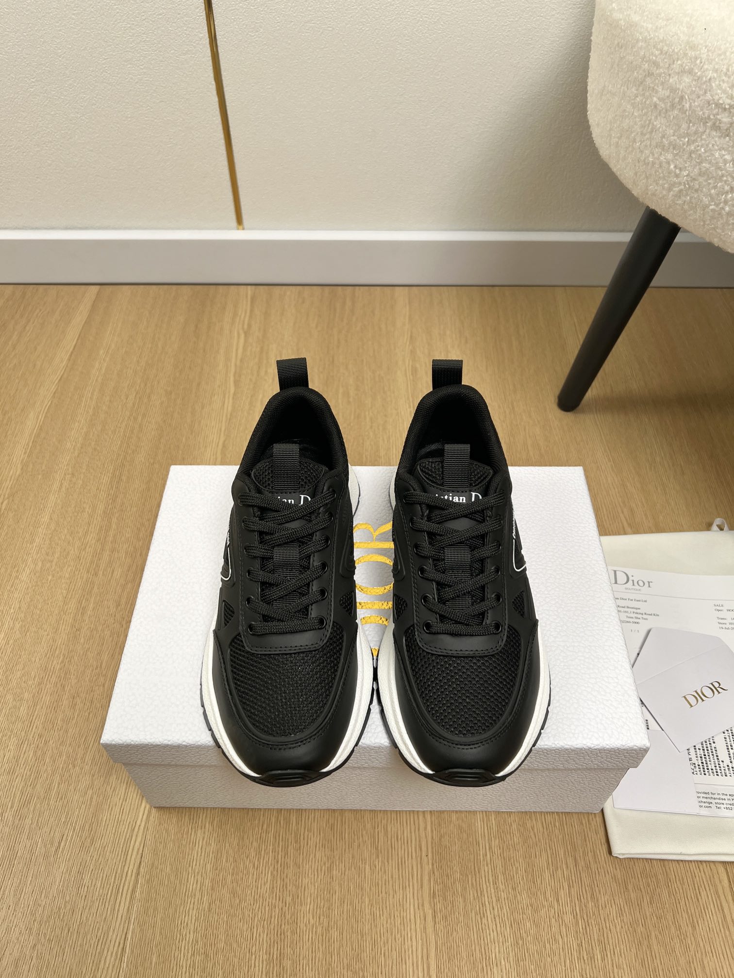 NO:592337,DIOR Dior for couples | 2025 D home 2025 autumn and winter new products The latest casual sports shoe series in the counter Original purchase, development and production This Run'n'Dior sports shoe is a new product in the 2025 autumn series, reinterpreting the sports style with an elegant and fashionable shape. The upper is carefully made of white mesh fabric, and the exquisite two-color sole is light and soft, which can add a high-end temperament to all kinds of casual styles. The upper is original customized cowhide + technical fabric  Imported high-density breathable mesh inside, outsole original molded TPU two-color outsole, heel height 3.5cm, size female 35-41, male 39-45 (female 40.41, male 39.45 customized), women's style, men's style, casual shoes/sports shoes, dior, dior, dior, sneakers, cowhide19860909情侣款DIOR迪奥 | 2025 D家2025秋冬新品 专柜最新休闲 运动鞋系列 原版购入开发 做货 这款 Run'n'Dior 运动鞋是2025秋季系列新品,以优雅时尚的造型重新演绎运动风格.鞋面采用白色网眼织物精心制作,精致的双色鞋底轻盈柔软,可为各式休闲造型增添高订气质 鞋面原版定制牛皮+科技面料 内里进口高密度透气网  大底原版开模TPU双色大底 跟高 3.5cm 码数女35-41男39-45（女40.41男39.45定制） 女款 男款,休闲鞋/运动鞋,dior,dior,dior,sneakers,cowhide,Women's Shoes