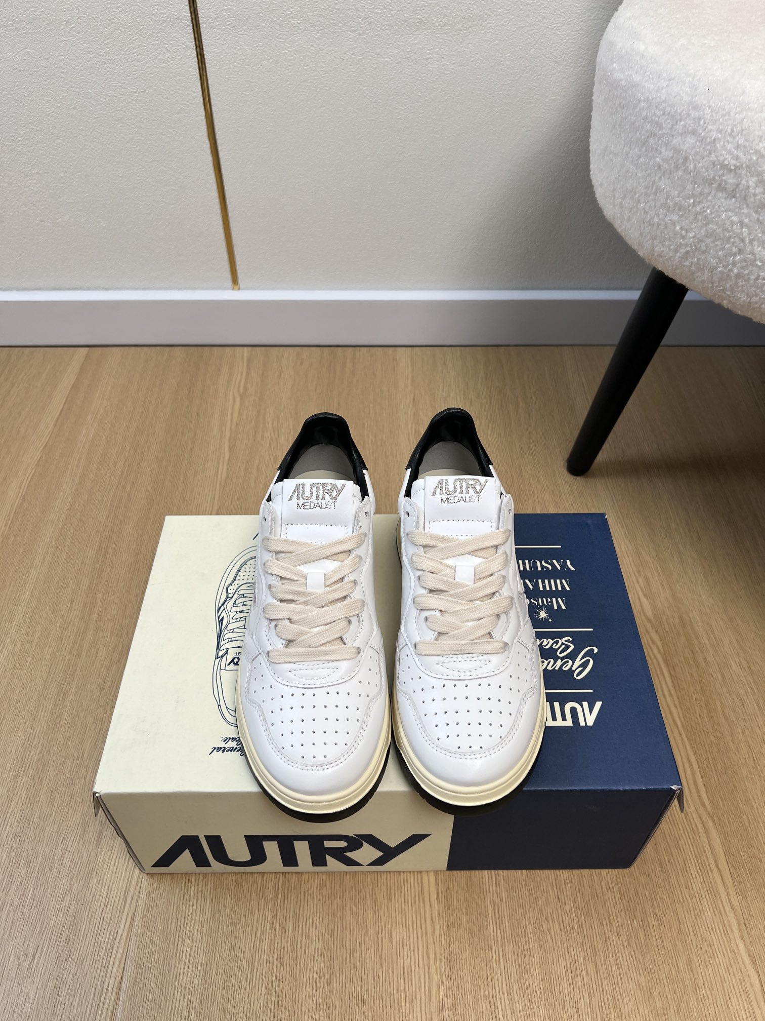 NO:592339,Couple model AUTRY  AUTRY has a unique American retro style, with a solid leather shoe body and a versatile appearance with a retro atmosphere, paired with the brand's classic American flag logo. It has been loved by many fashion celebrities. BLACKPINK Rose often wears AUTRY shoes in private outfits, which are neat and stylish. Upper: imported first-layer cowhide, lining, imported towel lining, outsole, original molded rubber outsole, sole thickness 3.5cm, size  Women 35-40 men 39-45 (women 40 men 45 customized) Price Women's Men's, casual shoes/sports shoes, sneakers, cowhide19860909情侣款 AUTRY × Maison Kitsune 小狐狸联名 | 2025 2025春夏新品 专柜新款德国小众潮牌Medalist系列复古檫色做旧小白鞋滑板鞋休闲运动鞋系列 AUTRY富有独特美式复古风格,以扎实的皮革鞋身与复古氛围的百搭外型,配搭品牌经典的美国国旗标志,获得许多时尚名人的喜爱,BLACKPINKRose更经常于私下穿搭中穿戴AUTRY鞋款,利落有型. 鞋面 进口头层牛皮 内里 进口毛巾里 大底 原版开模橡胶大底 底厚 3.5cm 码数 女35-40男39-45（女40男45定制） 价格 女款 男款,休闲鞋/运动鞋,sneakers,cowhide,Women's Shoes