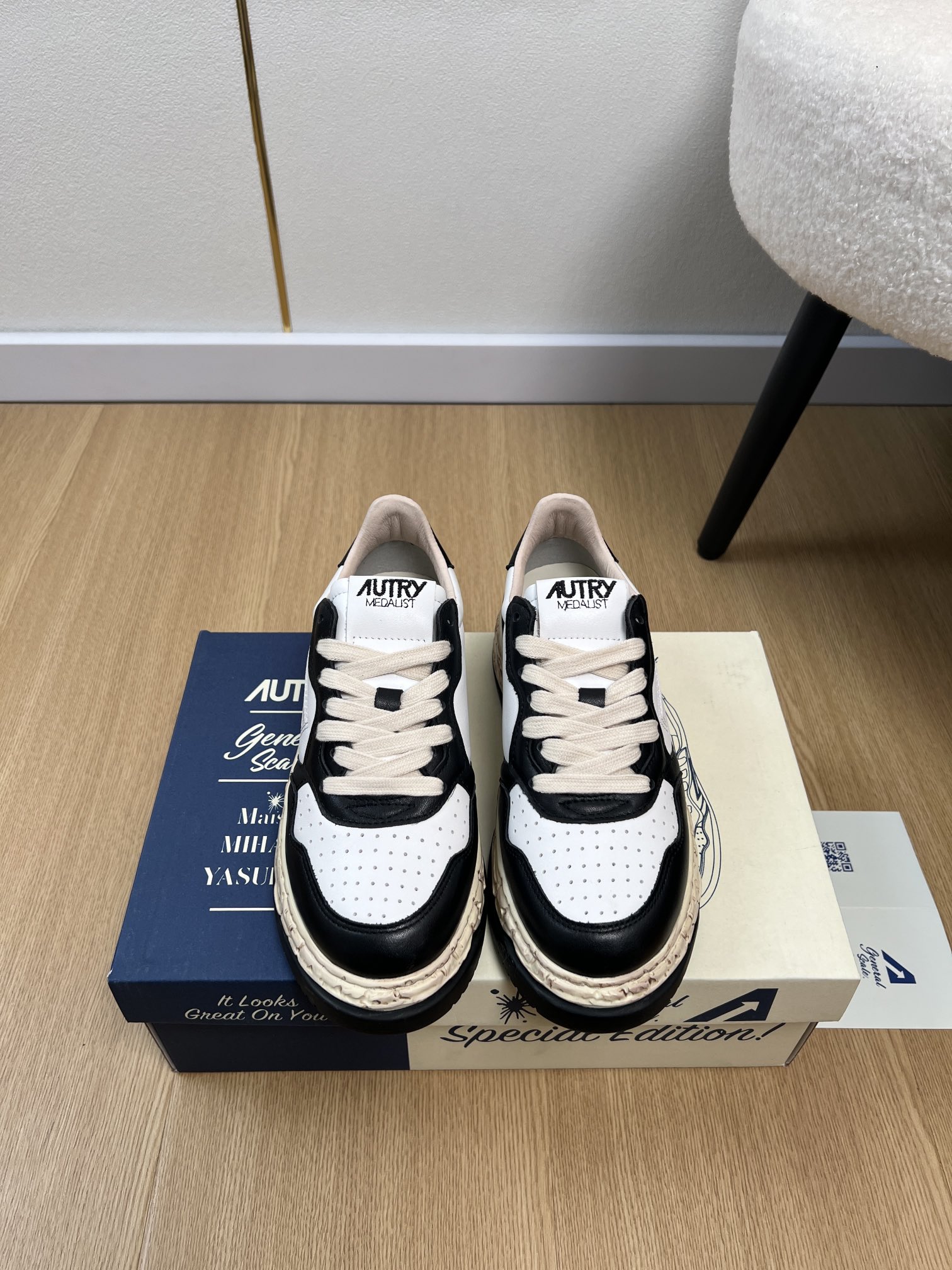 NO:592343,Autory The pioneering spirit creates a unique capsule series. The iconic shoe type 'Medalist' has been reshaped with bold experimental techniques, retaining the purity of the classic shoe type, incorporating hand-painted old-fashioned details created by 4-layer handcraftsmanship, rich materials and unique design collisions, giving each pair of shoes unique charm. Perfectly blending Autry's retro American aesthetics with Mihara Yasuhiro's pioneering design philosophy and exquisite craftsmanship. The series includes three neutral colors of black, white, and a two-color limited edition. The series is based on Autry classics The Medalist shoe shape is reshaped, while retaining the original pure style of the upper, the midsole and exaggerated outsole are created through clay model sculpture technology, further deepening the narrative of Mihara Yasuhiro's design genes, giving the shoes a sculptural three-dimensional feel and complex texture. The sole is completed through four manual processes, showing a unique retro texture. Upper: imported first-layer cowhide lining, imported towel lining, outsole, original molded rubber outsole, sole thickness: 3.5cm Women 35-40 (customized for women 40) price, casual shoes/sports shoes, mmy, sneakers, cowhide19860909Autry x MMY General Scale. 联名款 | 2025 2025秋冬新品 专柜新款小众潮牌复古檫色做旧小白鞋滑板鞋休闲运动鞋系列 Autry 与 Maison Mihara Yasuhiro 携手推出 GeneralScale 联名系列, 此次合作融合 Autry 的经典传承与 Maison MiharaYasuhiro 的先锋精神,打造独特胶囊系列.标志性鞋型“Medalist”经大胆实验性手法重塑,保留经典鞋型的纯粹感,融入4重手工匠人技艺打造的手绘做旧日细节,丰富材质与独特设计碰撞,赋予每双鞋独特魅力.完美融合 Autry復古的美式美學,與三原康裕極具先鋒精神的設計哲學與精湛工藝.該系列包含三款中性配色黑色、白色,以及一款雙色限定款. 系列基於Autry經典 Medalist鞋型進行重塑,在保留鞋面原始純粹風格的同時,通過黏土模型雕塑工藝打造中底與誇張外底,進一步深化敘述三原康裕的設計基因,賦予鞋履雕塑般的立體感和複雜肌理.鞋底經四道手工工序完成,呈現出獨具韻味的復古質感. 鞋面 进口头层牛皮 内里 进口毛巾里 大底 原版开模橡胶大底 底厚 3.5cm 码数 女35-40（女40定制） 价格,休闲鞋/运动鞋,mmy,sneakers,cowhide,Women's Shoes