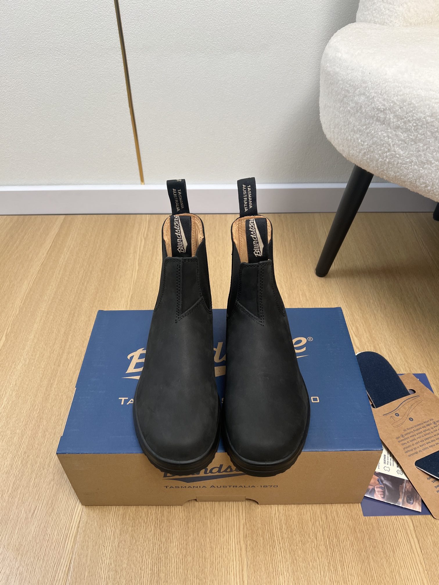 NO:592335,High version Blundstone | 2025 2025 new autumn and winter products counter new niche trendy brand classic 585 Chelsea short boots series Original purchase, development and production of Blundstone's shoes are famous for their durability and comfort. Consumers in Australia and New Zealand often have to face various weather and geographical environments, such as high temperatures, rainy seasons, muddy land and city streets. Blundstone's shoes can adapt well to these challenges. At the same time, its soles are designed to be non-slip and can provide stable support in various terrains, and the upper material is very durable and suitable for long-term wear! Blundstone, a boots brand founded in Tasmania, Australia, is famous for its excellent wearing comfort and widely applicable fashion design, which can be easily controlled from outdoors to the city. 'The style is between work boots × fashion boots. It has a simple shape, classic and versatile, and can appear in campsites, cafes, or city streets at the same time. Many Japanese, European and American people wear it as an alternative to all-weather boots or rain boots. Upper: Original custom-made first-layer cowhide/nubuck cowhide. Lining: Original custom-made calfskin. Outsole Original molded outsole Bottom thickness 3cm Size number 35-40 (40 customized) Price, boots, boots, rain boots, cowhide19860909高版本Blundstone | 2025 2025号秋冬新品 专柜新款小众潮牌经典585切尔西短靴系列 原版购入开发做货这款Blundstone的鞋靴以其耐用性和舒适性著称.对于澳新的消费者来说常常需要面对各种不同的天气和地理环境,比如高温、雨季、泥泞的土地和城市街道等,Blundstone的鞋靴可以很好的适应这些挑战.同时它的鞋底设计防滑,能够在各种地形中提供稳定的支持,而鞋面的材质又非常耐用,适合长时间穿着！ 创立于澳大利亚塔斯马尼亚岛的靴履品牌Blundstone,以极佳的穿着舒适度与广泛适用的时尚设计而著称,从户外到城市皆可轻松驾驭.”介于 工装靴×时尚靴 之间的风格 造型简洁、经典百搭,可以同时出现在露营地、咖啡馆、或者城市街头,很多日本人和欧美人把它当作全天候靴或雨靴替代品穿 鞋面 原版定制头层牛皮/磨砂牛皮 内里 原版定制小牛皮 大底 原版开模大底 底厚 3cm 码数 35-40（40定制） 价格,靴子,boots,rain boots,cowhide,Women's Shoes