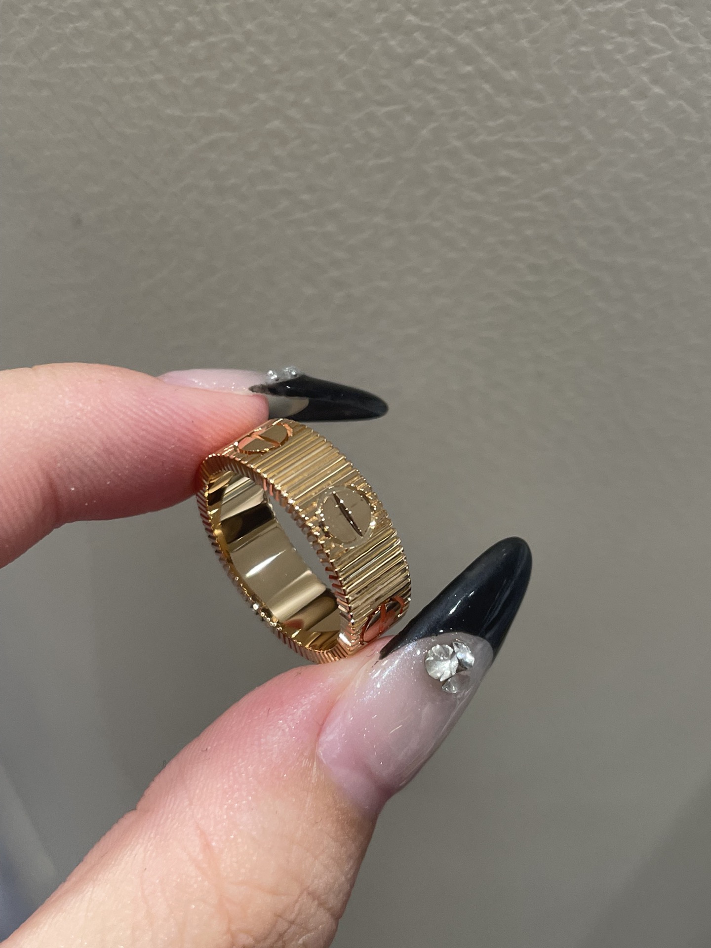 NO:635593,The new ring has arrived in rose gold 88200. The new series of Kajia Love Unlimited rings that you have been longing for is finally here. It is developed in Yuan version and restores all the structural details one to one. It is not the ordinary Shenzhen reverse mold version. The code number is 5# 6# 7# 8#, ring, Cardia high-end jewelry.19860909新款戒指到货啦玫瑰金 88200 你们心心念的卡家Love Unlimited全新系列戒指终于要来了,元版开发,一比一还原所有结构细节,非深圳普通倒模版本码数5# 6# 7# 8#,,ring,卡迪亚高端饰品,Jewelry