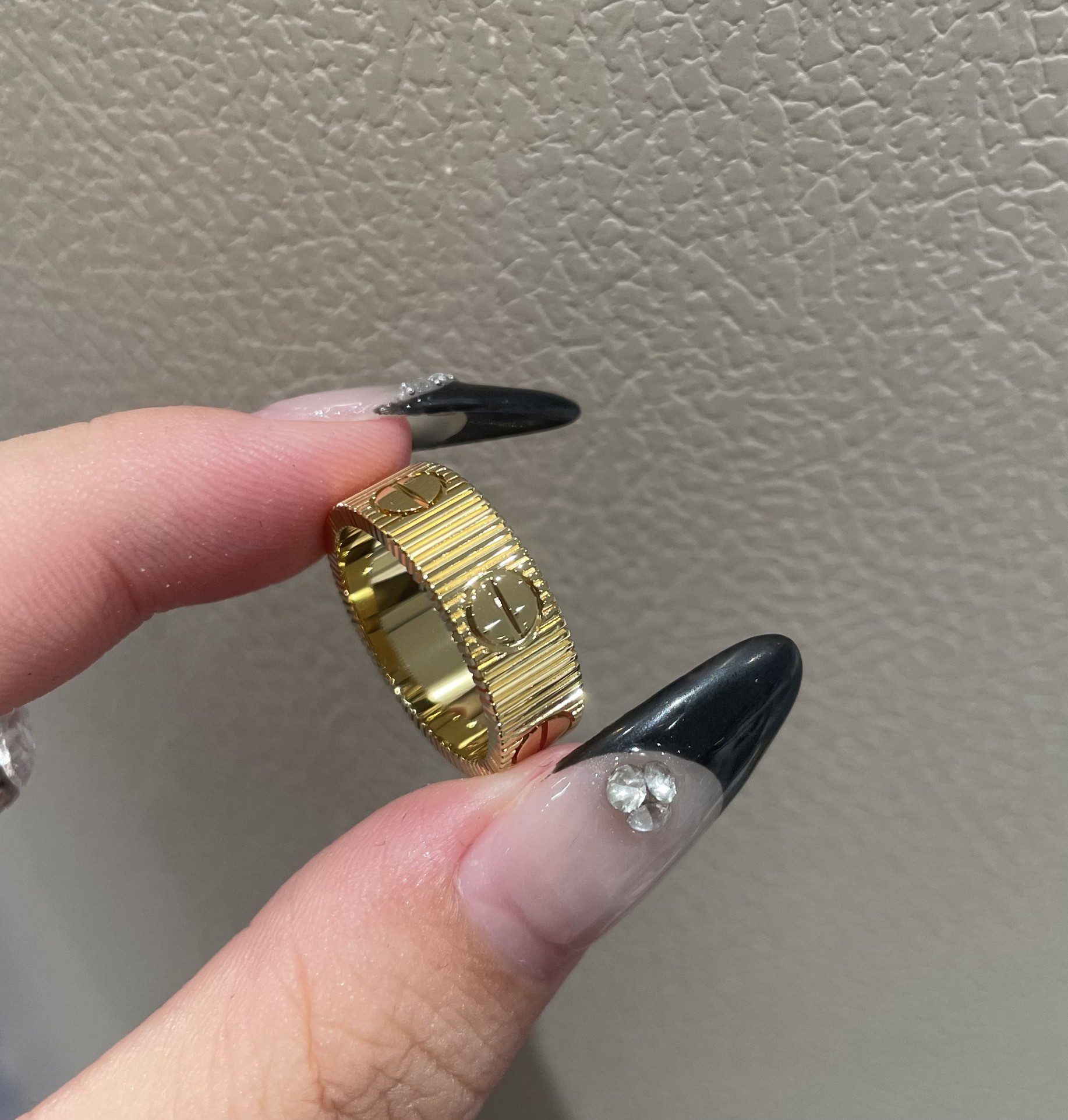 NO:635599,The new ring has arrived. Gold 88200. The new series of Kajia Love Unlimited rings that you have been longing for is finally here. It is developed in Yuan version and restores all structural details one to one. It is not the Shenzhen ordinary reverse mold version. The code number is 5# 6# 7# 8#, ring, Cardia high-end jewelry.19860909新款戒指到货啦 金色88200 你们心心念的卡家Love Unlimited全新系列戒指终于要来了,元版开发,一比一还原所有结构细节,非深圳普通倒模版本 码数5# 6# 7# 8#,,ring,卡迪亚高端饰品,Jewelry