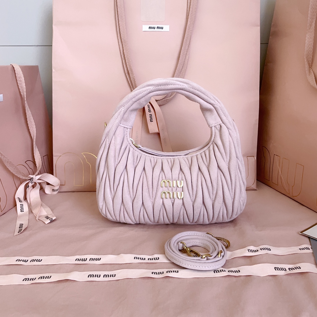 P630 Edición exclusiva con chip 5BC125: Nuevo bolso MiuWander de gamuza de MiuMiu, el material de piel de ciervo que es…