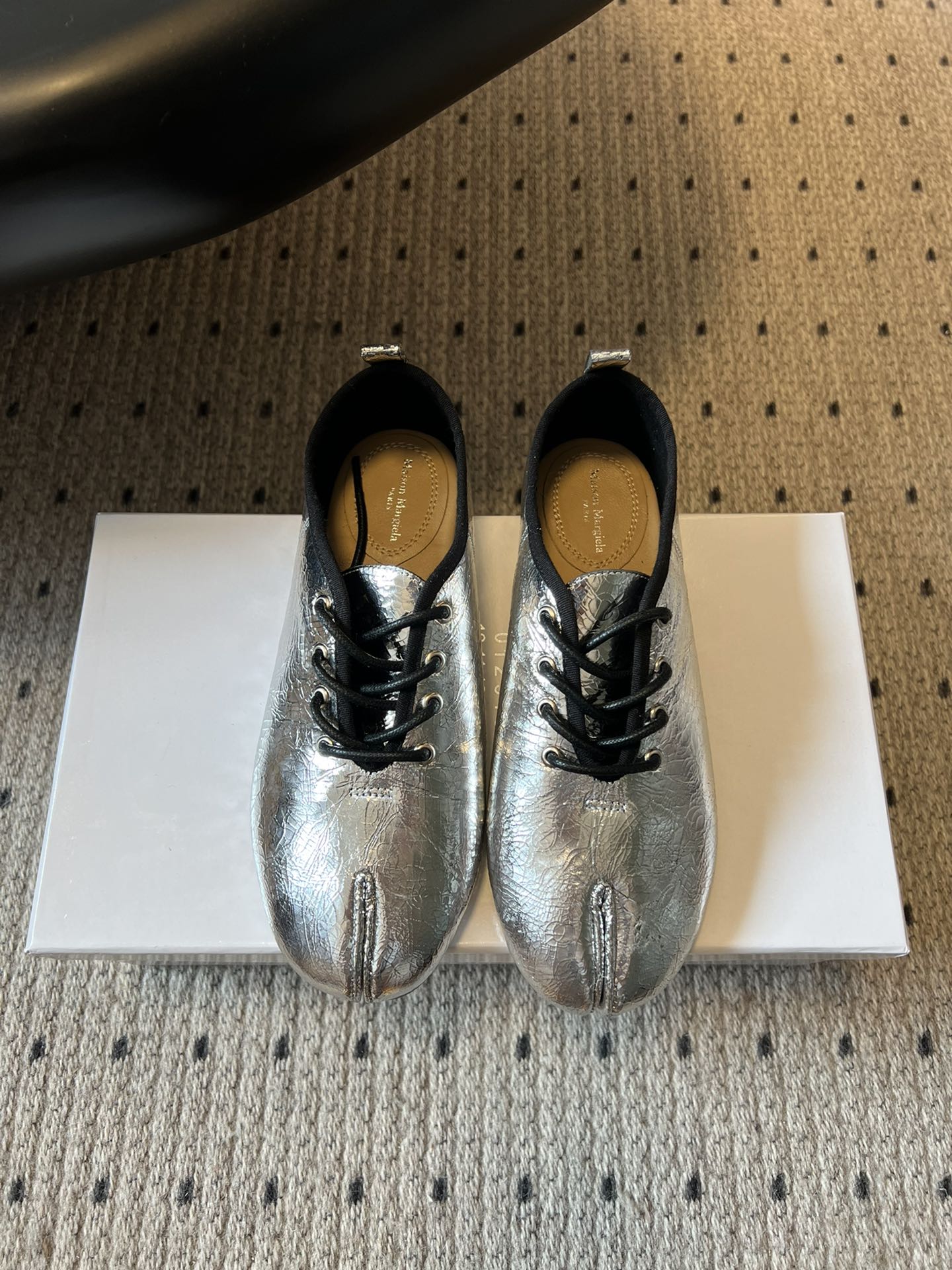 NO:594235,Top quality Maison Margiel* Margiel classic split-toe flat shoes. The toe is an iconic split-toe shape, with a lace-up style. It has a pioneering niche recognition, and the style is unique and non-contrasting. The upper is made of fine leather, and some styles have metallic luster or texture. The details are high-end; there is a brand logo inside the shoe, and the tone is unified.  It has a minimalist and avant-garde feel. It can be worn with minimalist suits, retro jeans, and niche design dresses. It is suitable for various styles such as avant-garde, lazy, and sophisticated. The flat shoe shape is comfortable for the feet; the shoe shape fits the foot shape and can be worn for daily commuting or casual occasions. Upper cowhide/sheepskin Lining double-sided velvet Outsole Genuine leather outsole Increased by 2cm  margiela,flats,skirts,jeans,business suit,cowhide,sheepskin,Leather soles19860909顶级品质 Maison Margiel* 马吉拉经典分趾鞋平底单鞋 鞋头是标志性分趾造型,搭配系带款式,自带先锋小众的辨识度,风格独特不撞款.鞋面是细腻皮革,部分款式有金属光泽或纹理质感,细节处显高级；鞋内有品牌标识,调性统一. 兼具极简与先锋感,能搭极简风西装、复古牛仔裤、小众设计感连衣裙,适配先锋、慵懒、轻熟等多种风格.平底鞋型,脚感舒适；鞋型贴合脚型,日常通勤或休闲场合都能穿. 鞋面牛皮/羊皮 内里双面绒 大底真皮大底 增高2cm size :35-41码（40码定制不退换）,分趾鞋,masion margiela,flats,skirts,jeans,business suit,cowhide,sheepskin,Leather soles,Women's Shoes