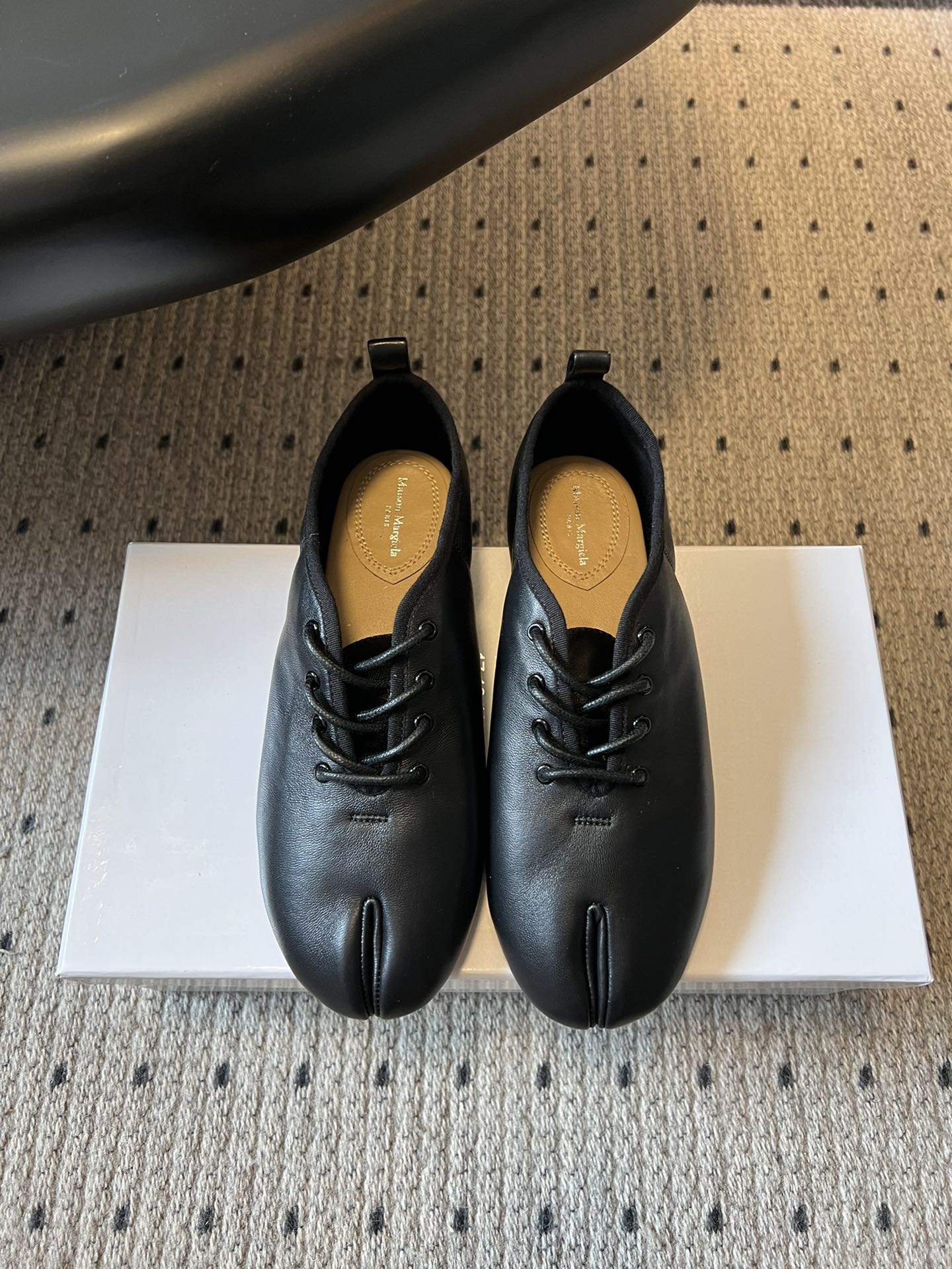 NO:593848,Maison Margiel* Margiel classic split-toe flat shoes. The toe is an iconic split-toe shape, with a lace-up style. It has a pioneering niche recognition, and the style is unique and non-contrasting. The upper is made of fine leather, and some styles have metallic luster or texture. The details are high-end; there is a brand logo inside the shoe, and the tone is unified.  It has a minimalist and avant-garde feel. It can be worn with minimalist suits, retro jeans, and niche design dresses. It is suitable for various styles such as avant-garde, lazy, and sophisticated. The flat shoe shape is comfortable for the feet; the shoe shape fits the foot shape and can be worn for daily commuting or casual occasions. Upper cowhide/sheepskin Lining double-sided velvet Outsole Genuine leather outsole Increased by 2cm  margiela,flats,skirts,jeans,business suit,cowhide,sheepskin,Leather soles19860909Maison Margiel* 马吉拉经典分趾鞋平底单鞋 鞋头是标志性分趾造型,搭配系带款式,自带先锋小众的辨识度,风格独特不撞款.鞋面是细腻皮革,部分款式有金属光泽或纹理质感,细节处显高级；鞋内有品牌标识,调性统一. 兼具极简与先锋感,能搭极简风西装、复古牛仔裤、小众设计感连衣裙,适配先锋、慵懒、轻熟等多种风格.平底鞋型,脚感舒适；鞋型贴合脚型,日常通勤或休闲场合都能穿. 鞋面牛皮/羊皮 内里双面绒 大底真皮大底 增高2cm size :35-41码（40码定制不退换）,分趾鞋,masion margiela,flats,skirts,jeans,business suit,cowhide,sheepskin,Leather soles,Women's Shoes