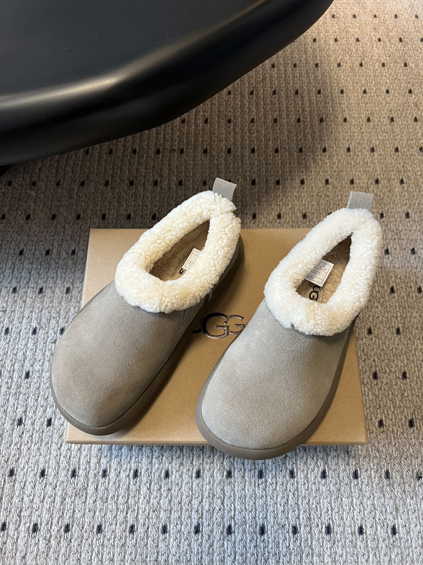 UG*圆头包头毛绒半拖雪地靴鞋面是牛反绒，鞋口和内里是厚实羊毛，脚感像踩进毛毯里，保暖又亲肤；鞋底是EV