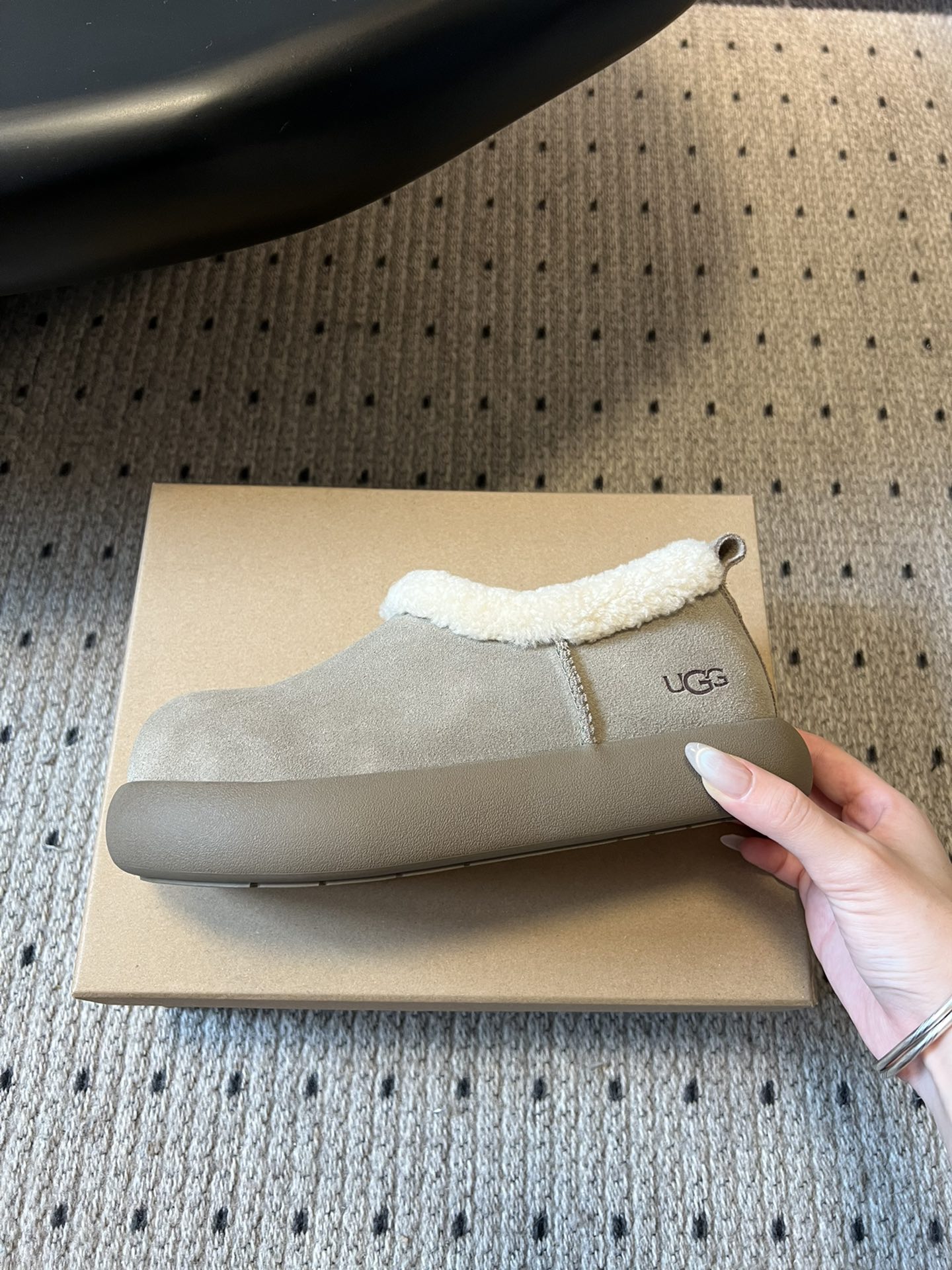 UG*圆头包头毛绒半拖雪地靴鞋面是牛反绒，鞋口和内里是厚实羊毛，脚感像踩进毛毯里，保暖又亲肤；鞋底是EV