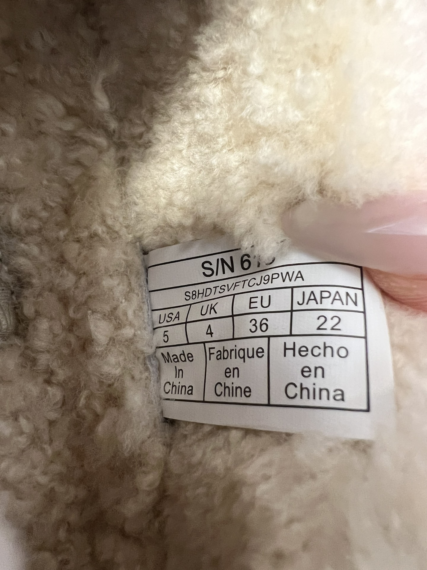 UG*圆头包头毛绒半拖雪地靴鞋面是牛反绒，鞋口和内里是厚实羊毛，脚感像踩进毛毯里，保暖又亲肤；鞋底是EV