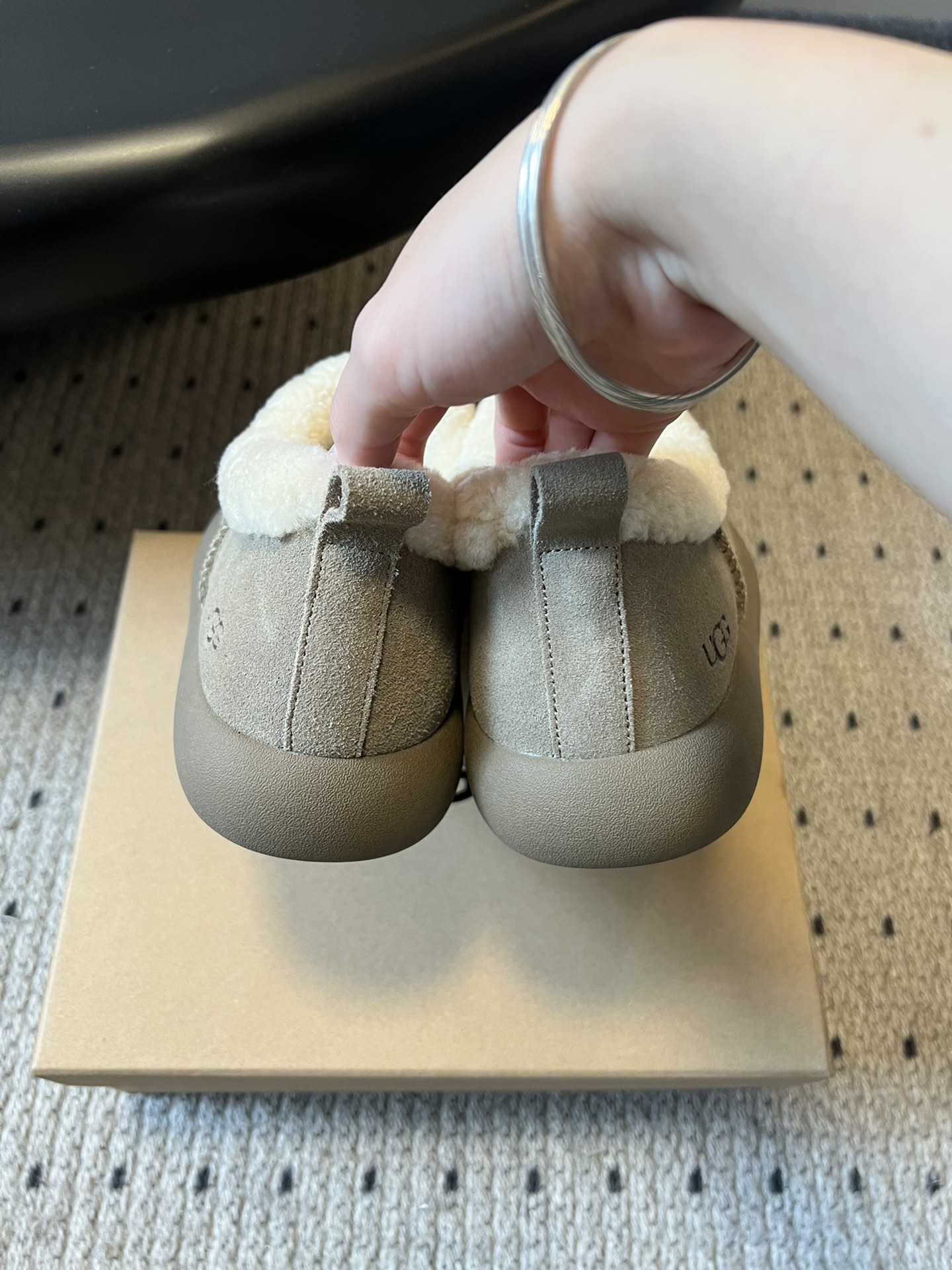 UG*圆头包头毛绒半拖雪地靴鞋面是牛反绒，鞋口和内里是厚实羊毛，脚感像踩进毛毯里，保暖又亲肤；鞋底是EV