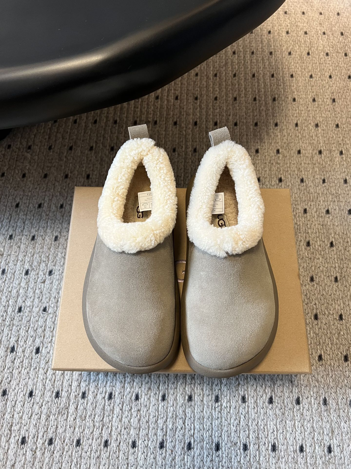 UG*圆头包头毛绒半拖雪地靴鞋面是牛反绒，鞋口和内里是厚实羊毛，脚感像踩进毛毯里，保暖又亲肤；鞋底是EV