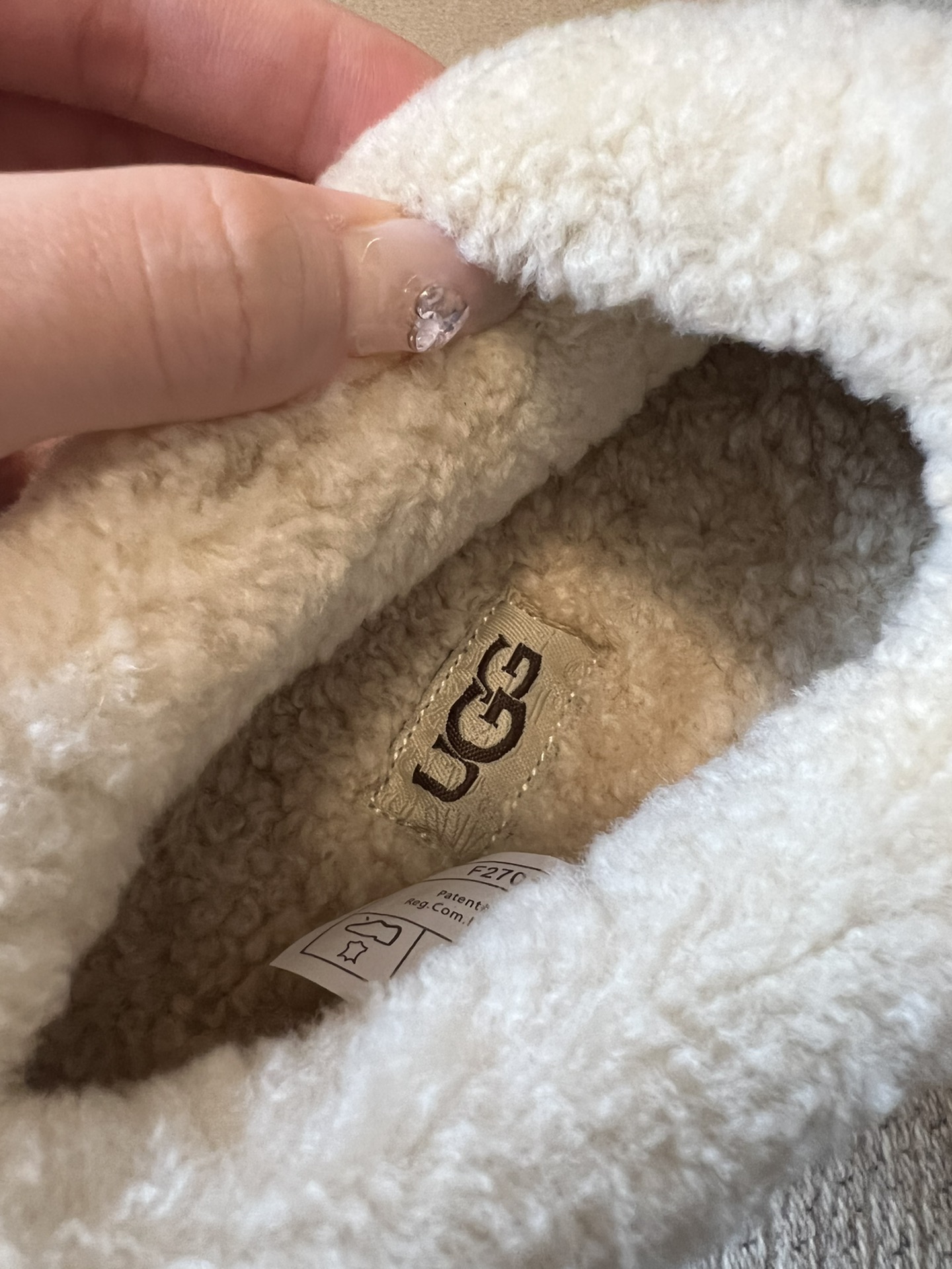 UG*圆头包头毛绒半拖雪地靴鞋面是牛反绒，鞋口和内里是厚实羊毛，脚感像踩进毛毯里，保暖又亲肤；鞋底是EV