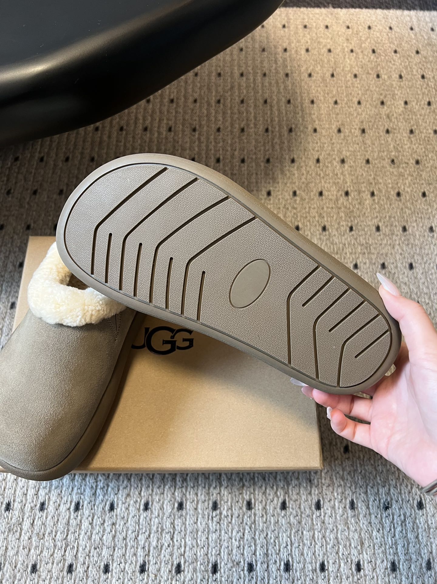 UG*圆头包头毛绒半拖雪地靴鞋面是牛反绒，鞋口和内里是厚实羊毛，脚感像踩进毛毯里，保暖又亲肤；鞋底是EV