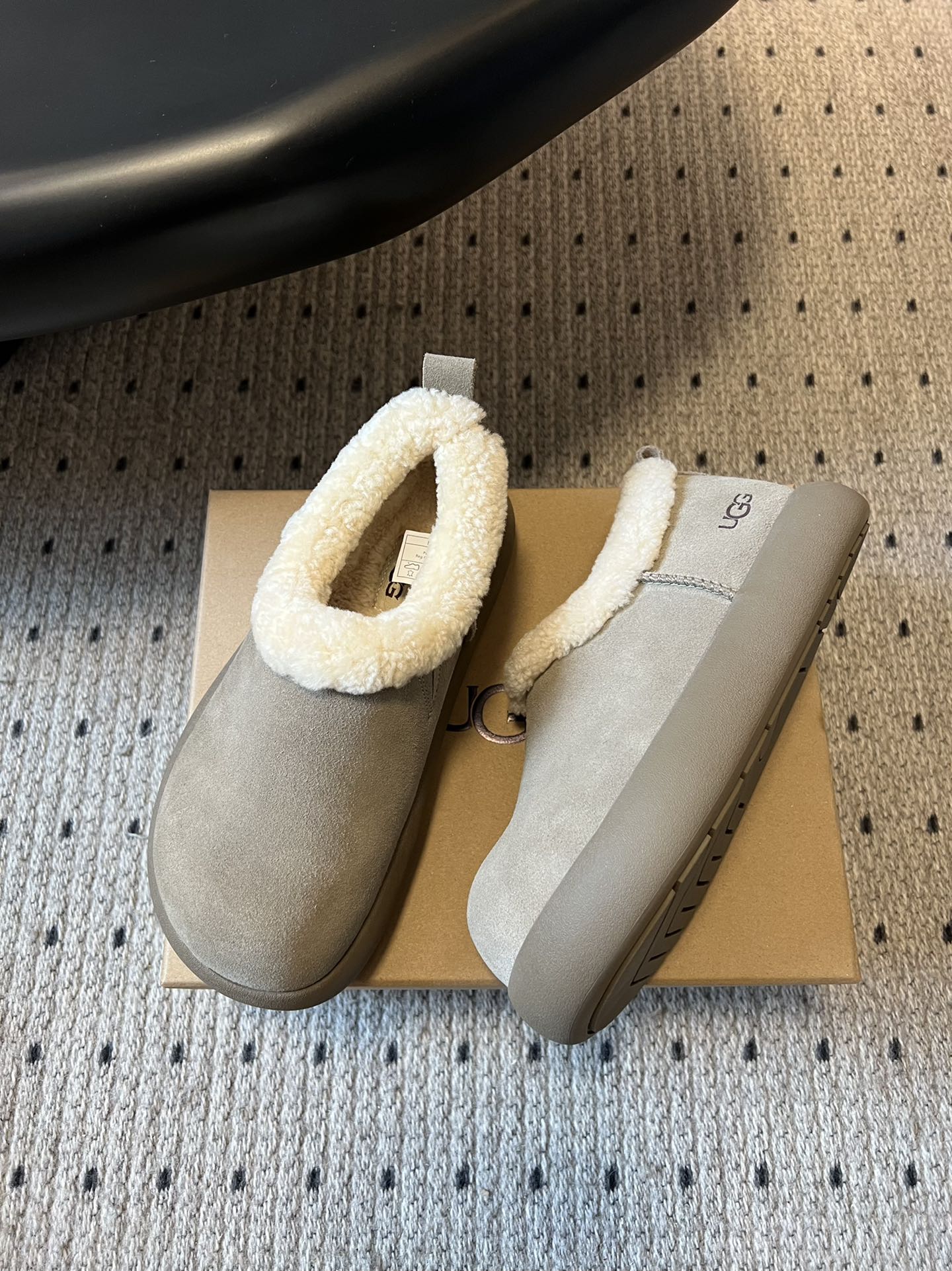 UG*圆头包头毛绒半拖雪地靴鞋面是牛反绒，鞋口和内里是厚实羊毛，脚感像踩进毛毯里，保暖又亲肤；鞋底是EV