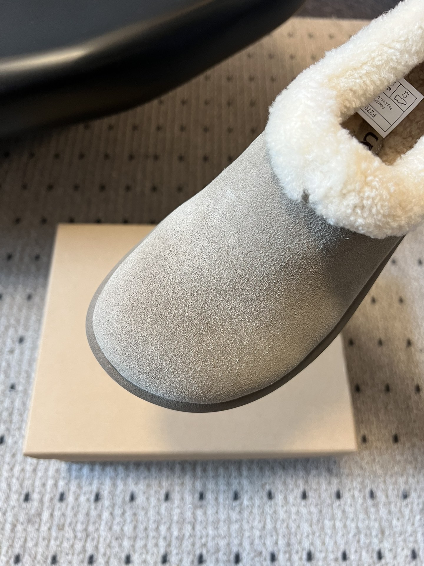 UG*圆头包头毛绒半拖雪地靴鞋面是牛反绒，鞋口和内里是厚实羊毛，脚感像踩进毛毯里，保暖又亲肤；鞋底是EV