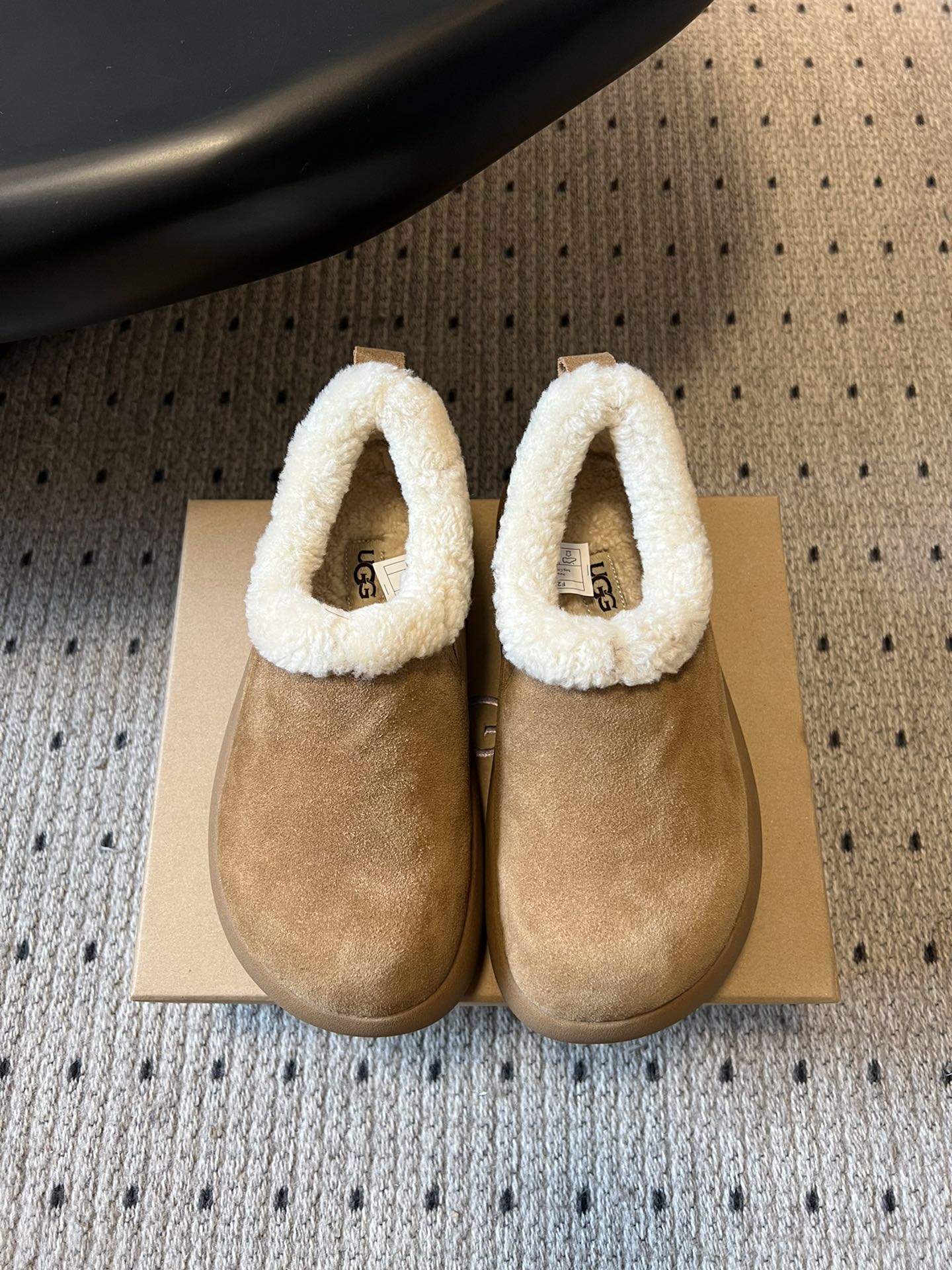 UG*圆头包头毛绒半拖雪地靴鞋面是牛反绒，鞋口和内里是厚实羊毛，脚感像踩进毛毯里，保暖又亲肤；鞋底是EV