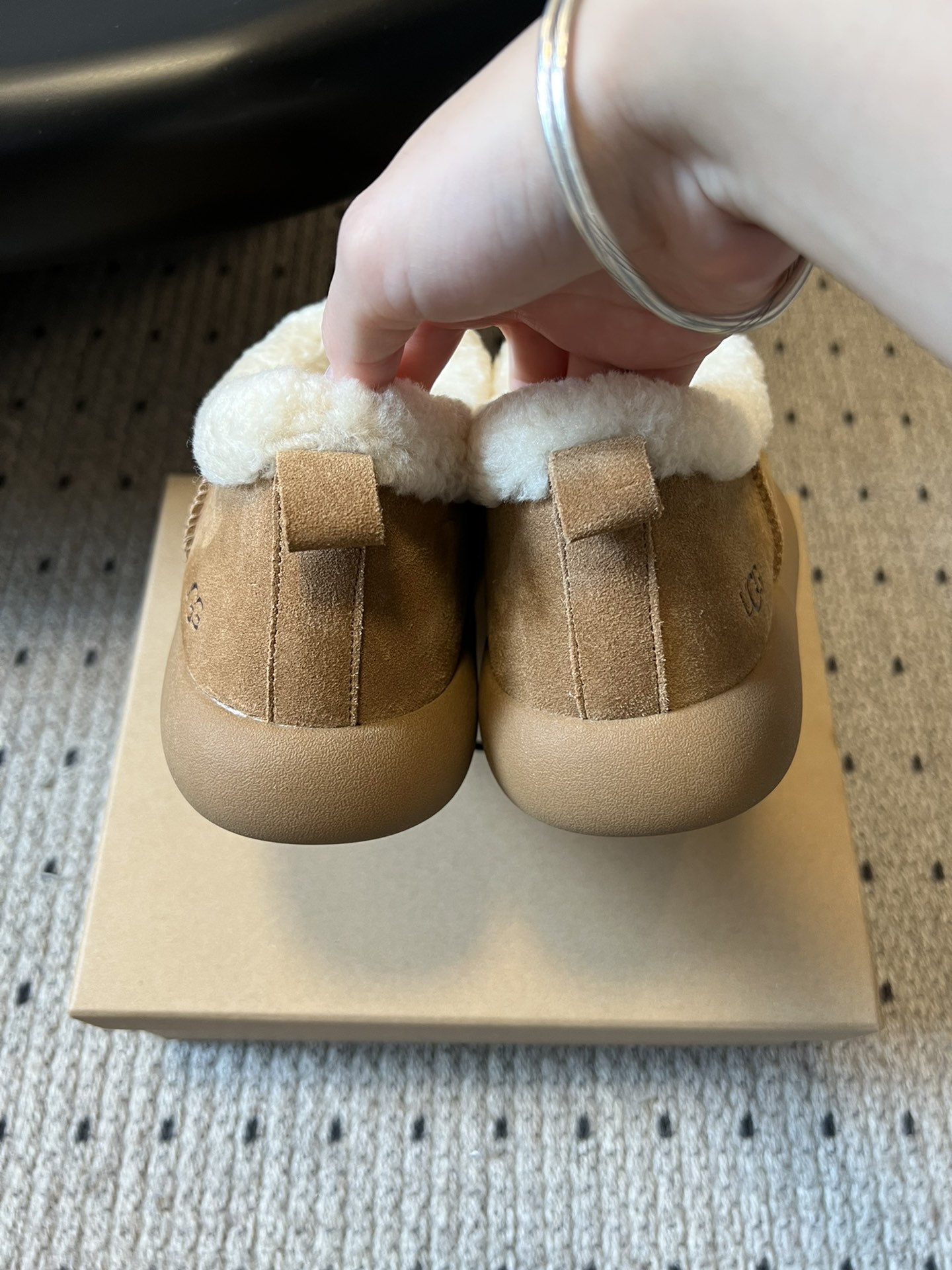 UG*圆头包头毛绒半拖雪地靴鞋面是牛反绒，鞋口和内里是厚实羊毛，脚感像踩进毛毯里，保暖又亲肤；鞋底是EV