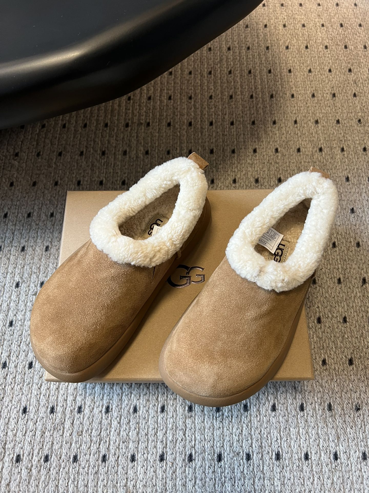 UG*圆头包头毛绒半拖雪地靴鞋面是牛反绒，鞋口和内里是厚实羊毛，脚感像踩进毛毯里，保暖又亲肤；鞋底是EV