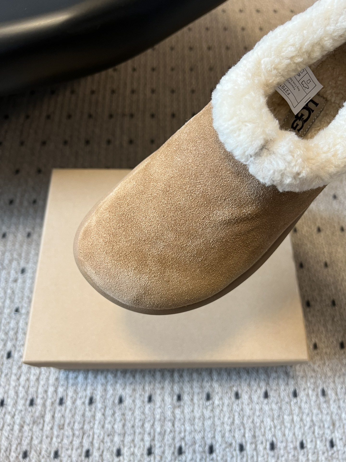 UG*圆头包头毛绒半拖雪地靴鞋面是牛反绒，鞋口和内里是厚实羊毛，脚感像踩进毛毯里，保暖又亲肤；鞋底是EV