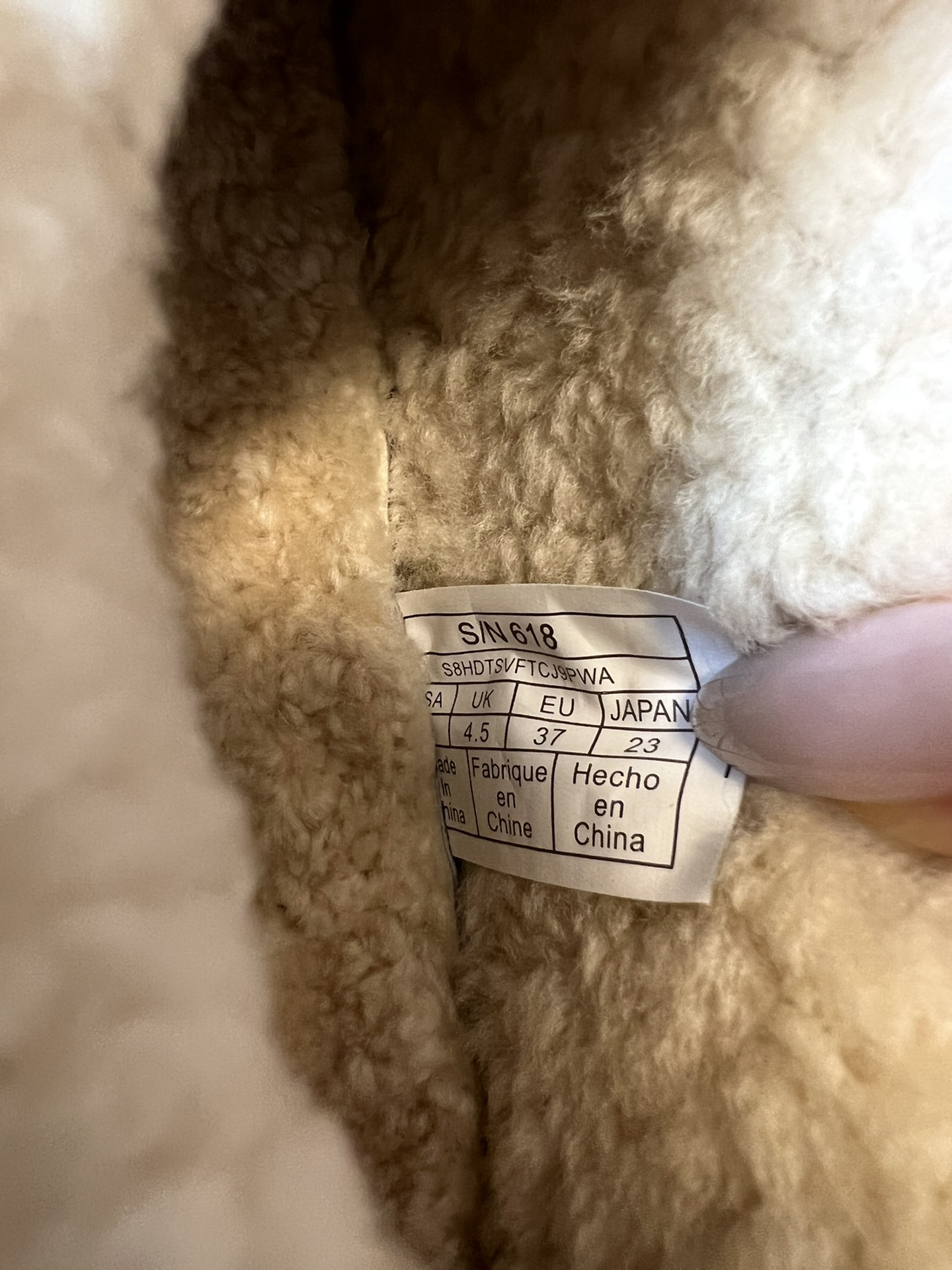 UG*圆头包头毛绒半拖雪地靴鞋面是牛反绒，鞋口和内里是厚实羊毛，脚感像踩进毛毯里，保暖又亲肤；鞋底是EV