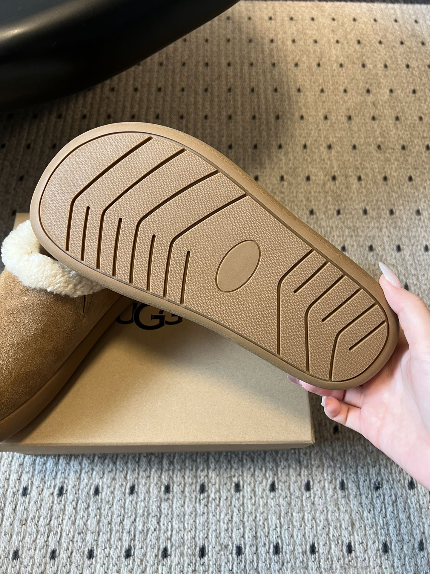 UG*圆头包头毛绒半拖雪地靴鞋面是牛反绒，鞋口和内里是厚实羊毛，脚感像踩进毛毯里，保暖又亲肤；鞋底是EV