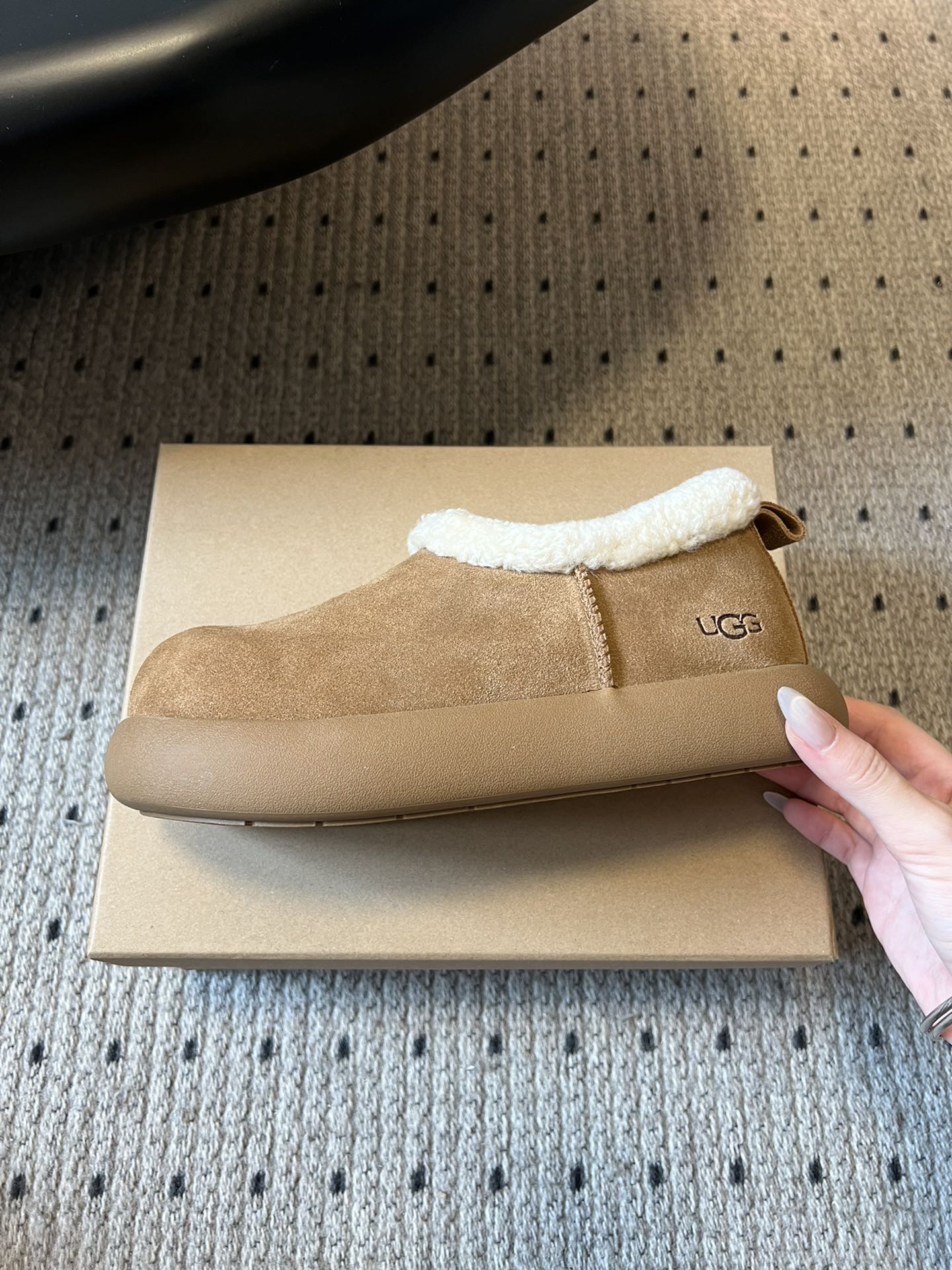 UG*圆头包头毛绒半拖雪地靴鞋面是牛反绒，鞋口和内里是厚实羊毛，脚感像踩进毛毯里，保暖又亲肤；鞋底是EV