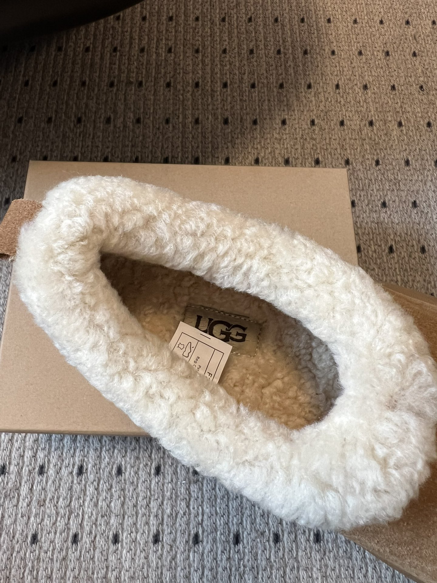 UG*圆头包头毛绒半拖雪地靴鞋面是牛反绒，鞋口和内里是厚实羊毛，脚感像踩进毛毯里，保暖又亲肤；鞋底是EV