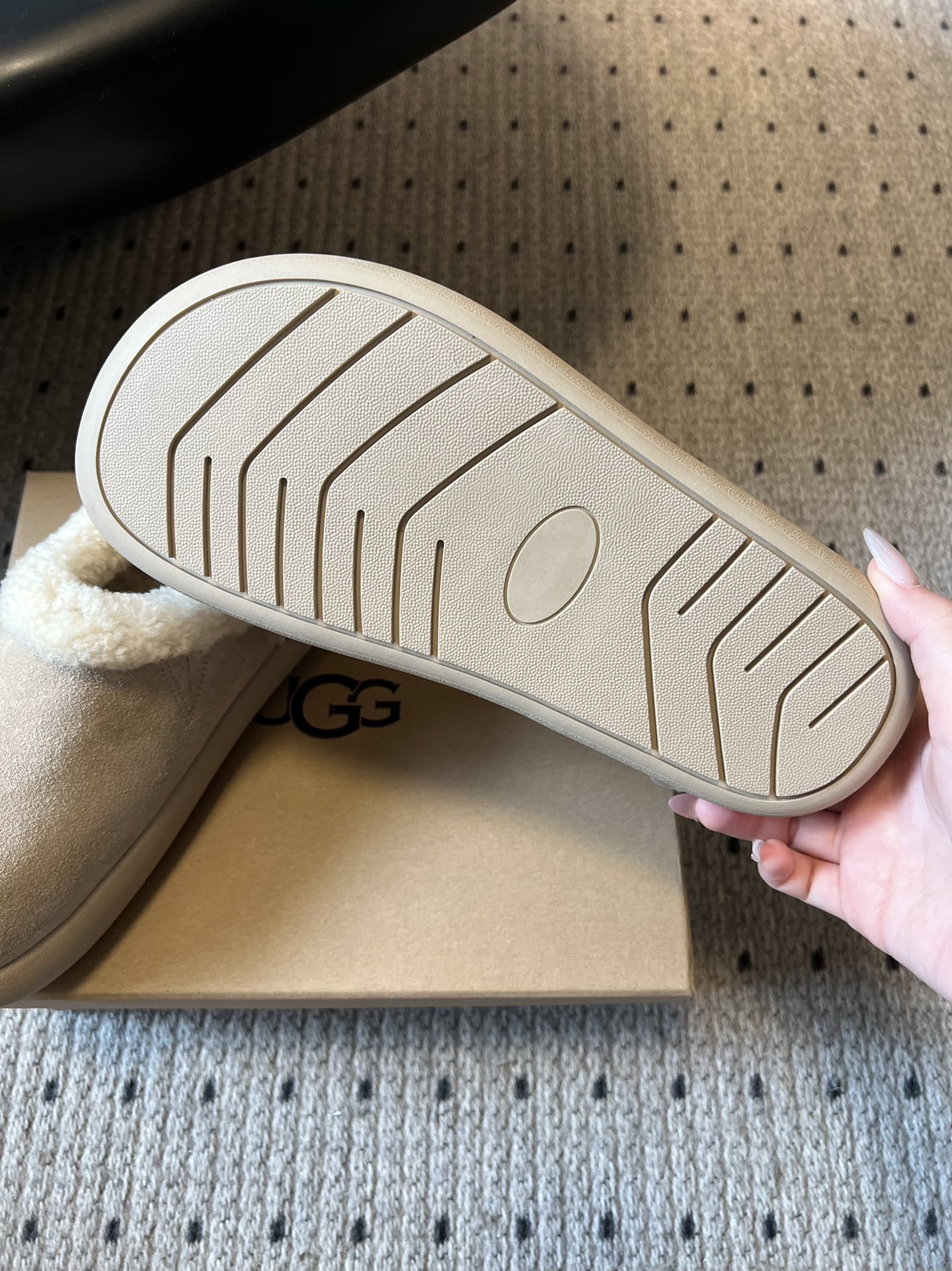 UG*圆头包头毛绒半拖雪地靴鞋面是牛反绒，鞋口和内里是厚实羊毛，脚感像踩进毛毯里，保暖又亲肤；鞋底是EV